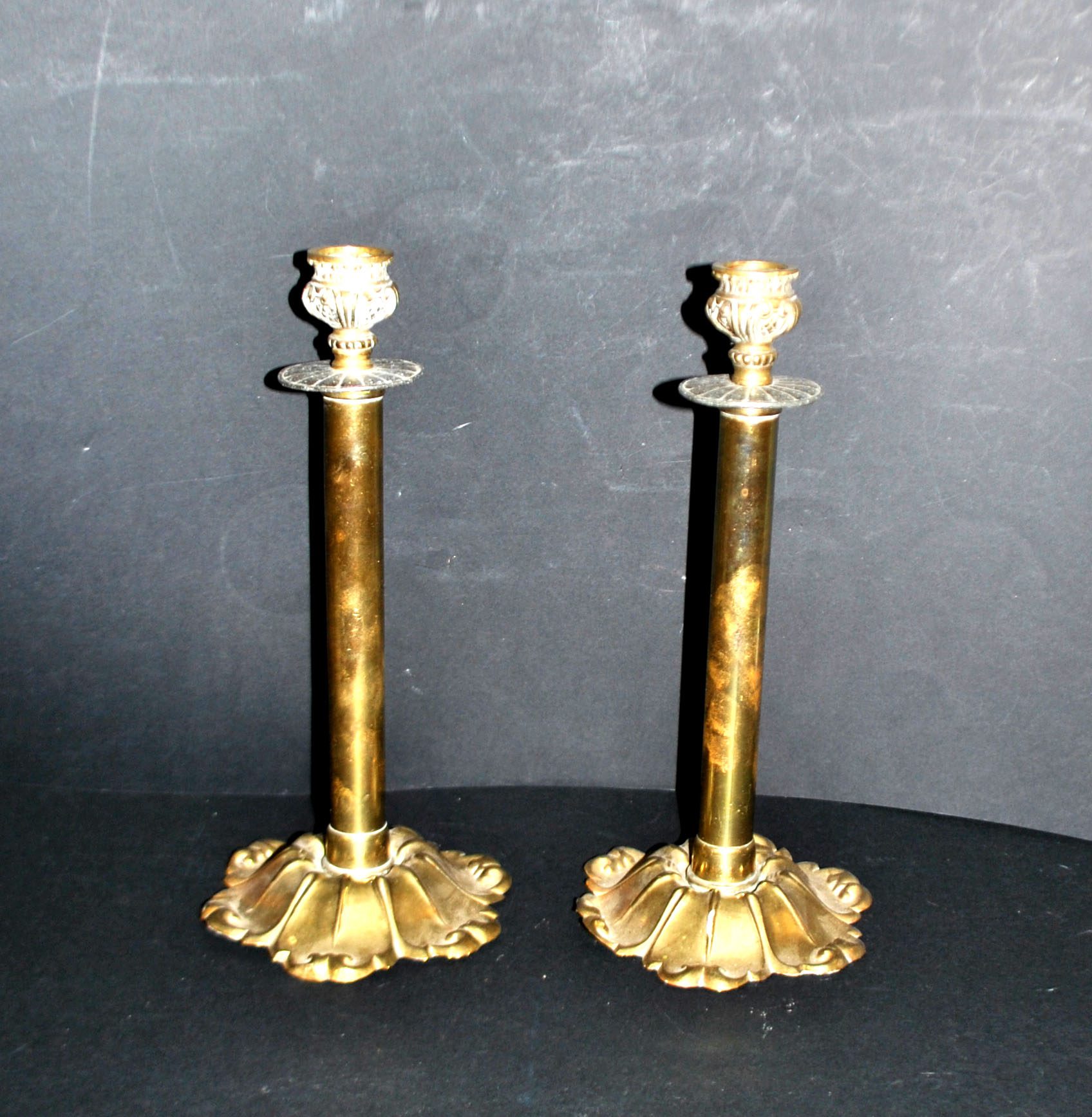 Lot 2 bougeoirs anciens en laiton et bronze doré fût droit décor acanthe – Image 11