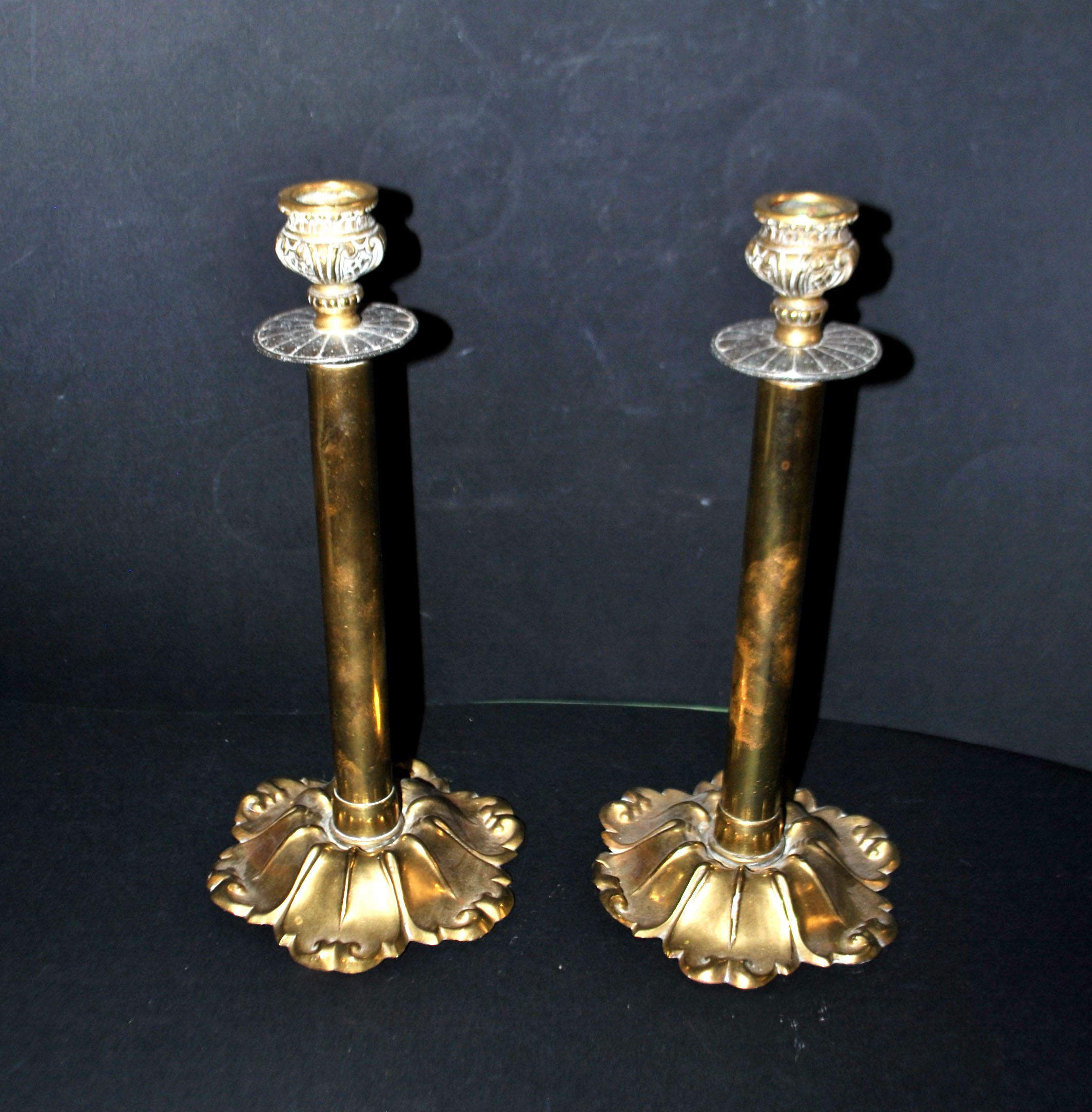 Lot 2 bougeoirs anciens en laiton et bronze doré fût droit décor acanthe – Image 12