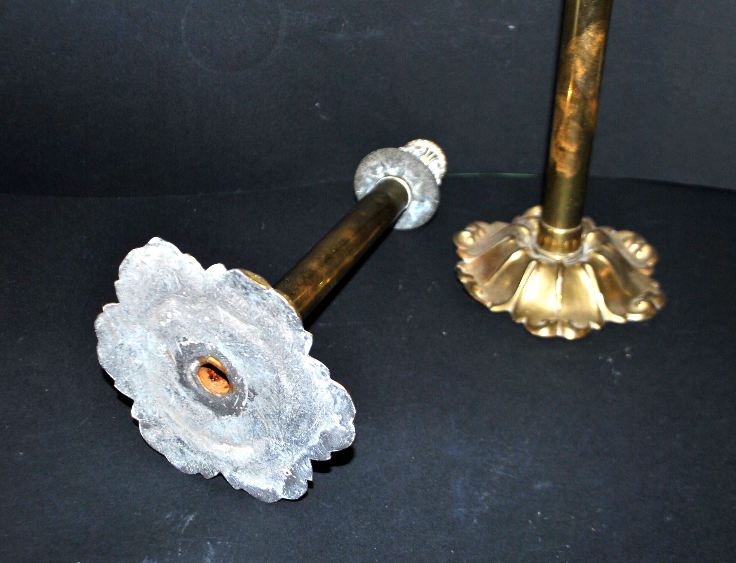 Lot 2 bougeoirs anciens en laiton et bronze doré fût droit décor acanthe – Image 13
