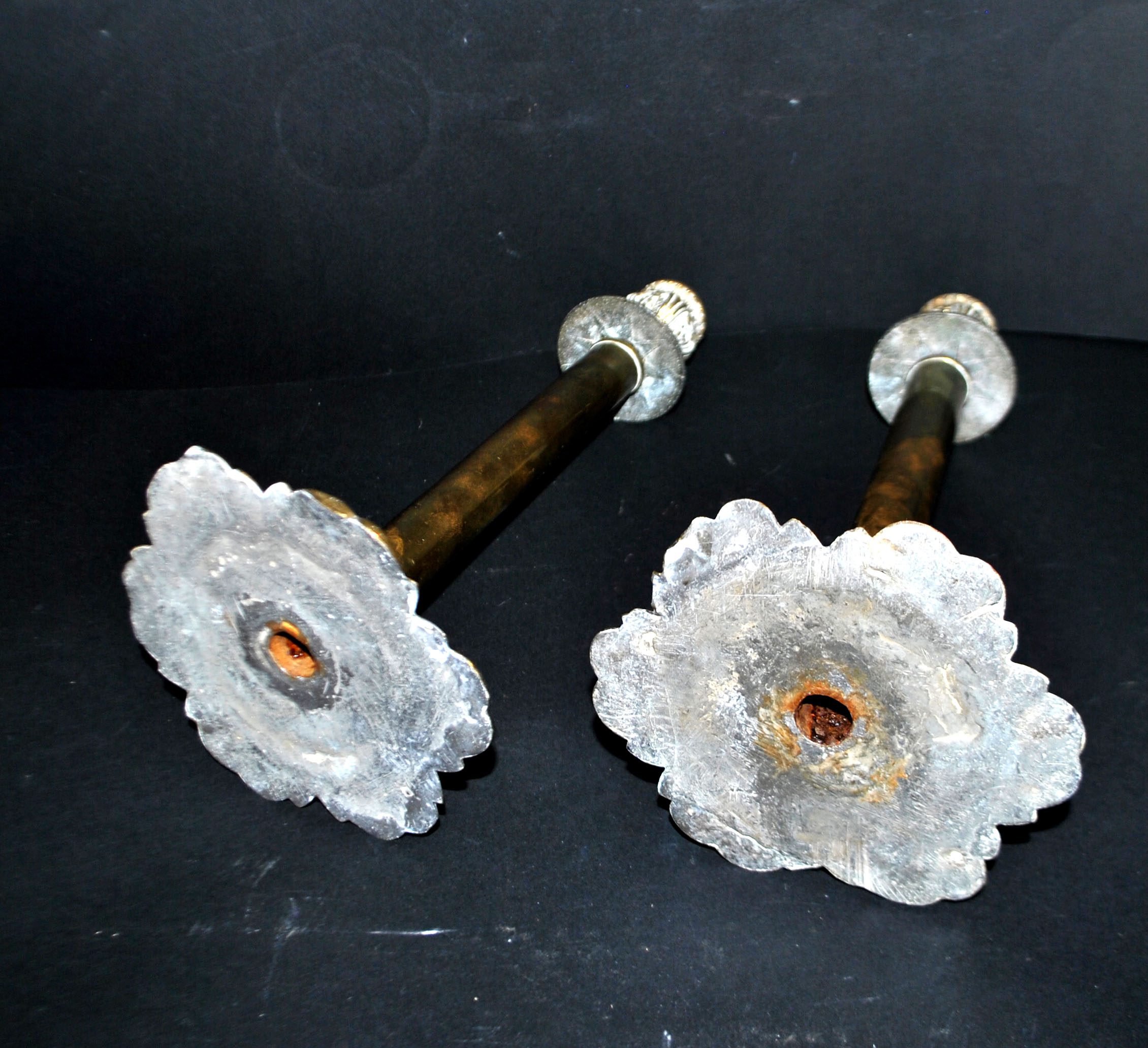 Lot 2 bougeoirs anciens en laiton et bronze doré fût droit décor acanthe – Image 14