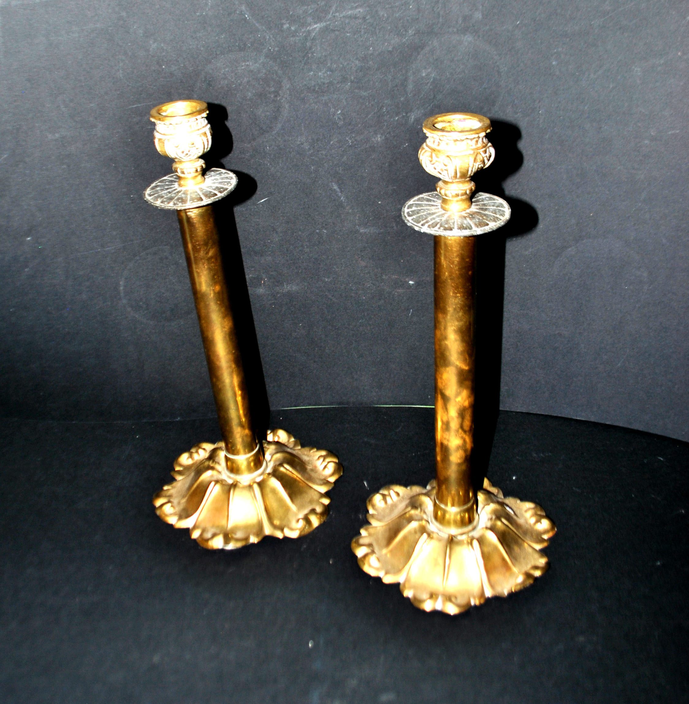 Lot 2 bougeoirs anciens en laiton et bronze doré fût droit décor acanthe – Image 15