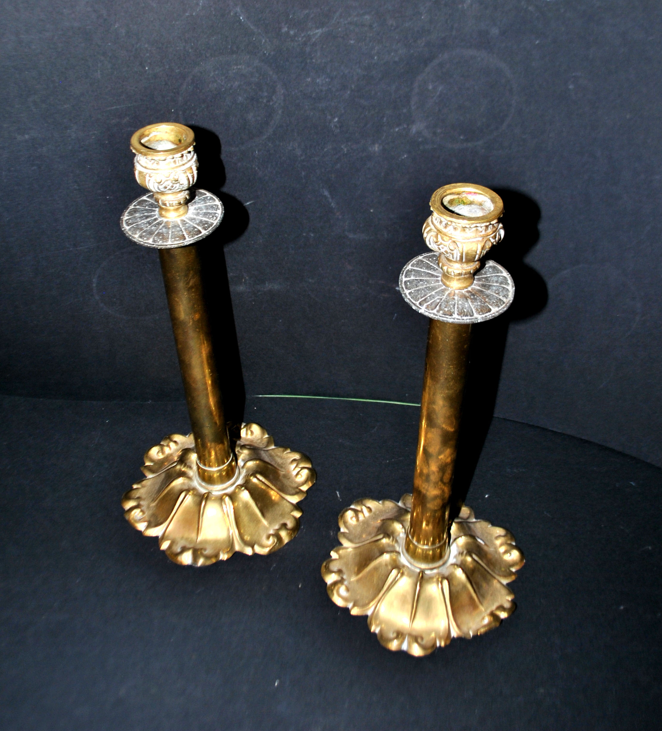 Lot 2 bougeoirs anciens en laiton et bronze doré fût droit décor acanthe – Image 16