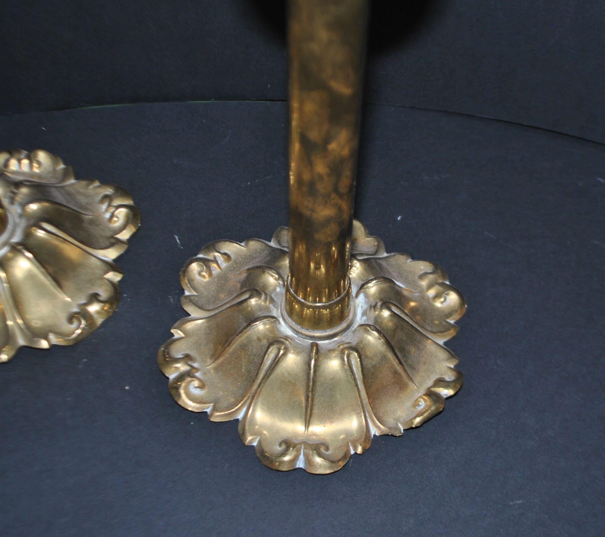 Lot 2 bougeoirs anciens en laiton et bronze doré fût droit décor acanthe – Image 17