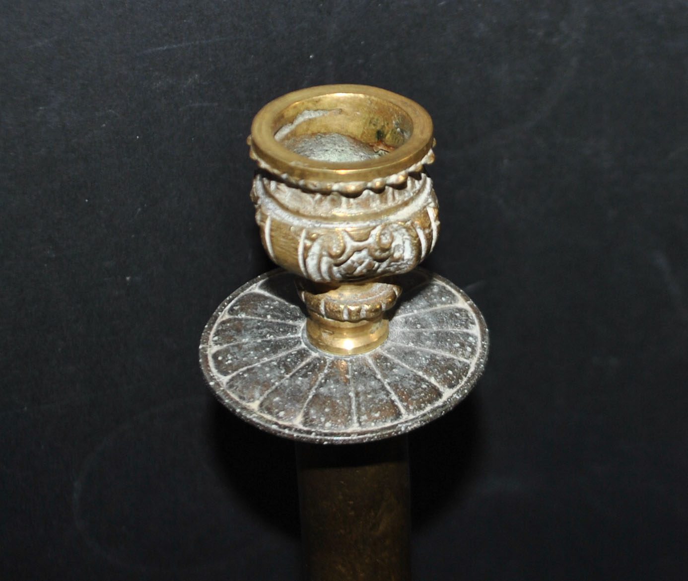 Lot 2 bougeoirs anciens en laiton et bronze doré fût droit décor acanthe – Image 19