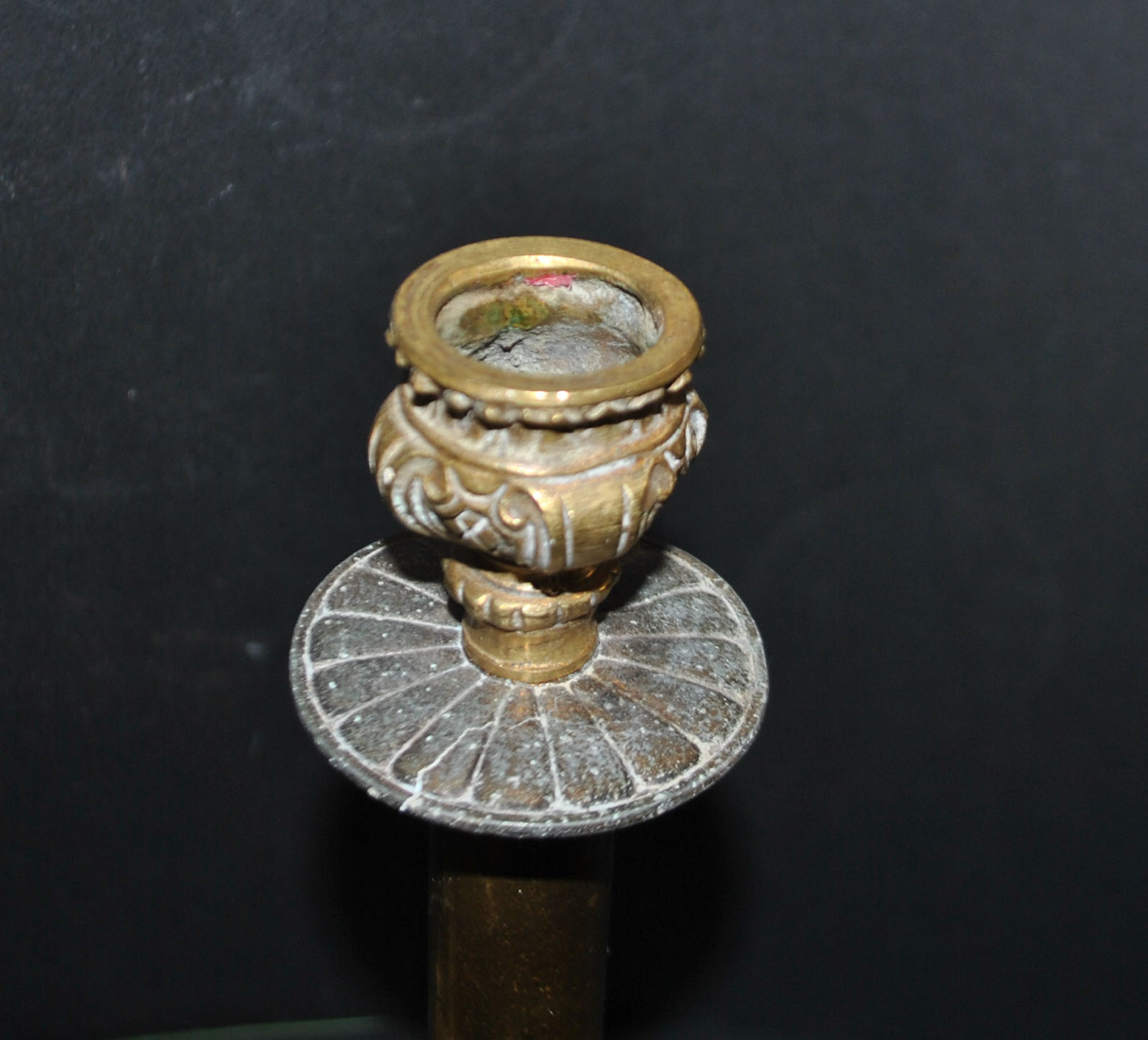 Lot 2 bougeoirs anciens en laiton et bronze doré fût droit décor acanthe – Image 20