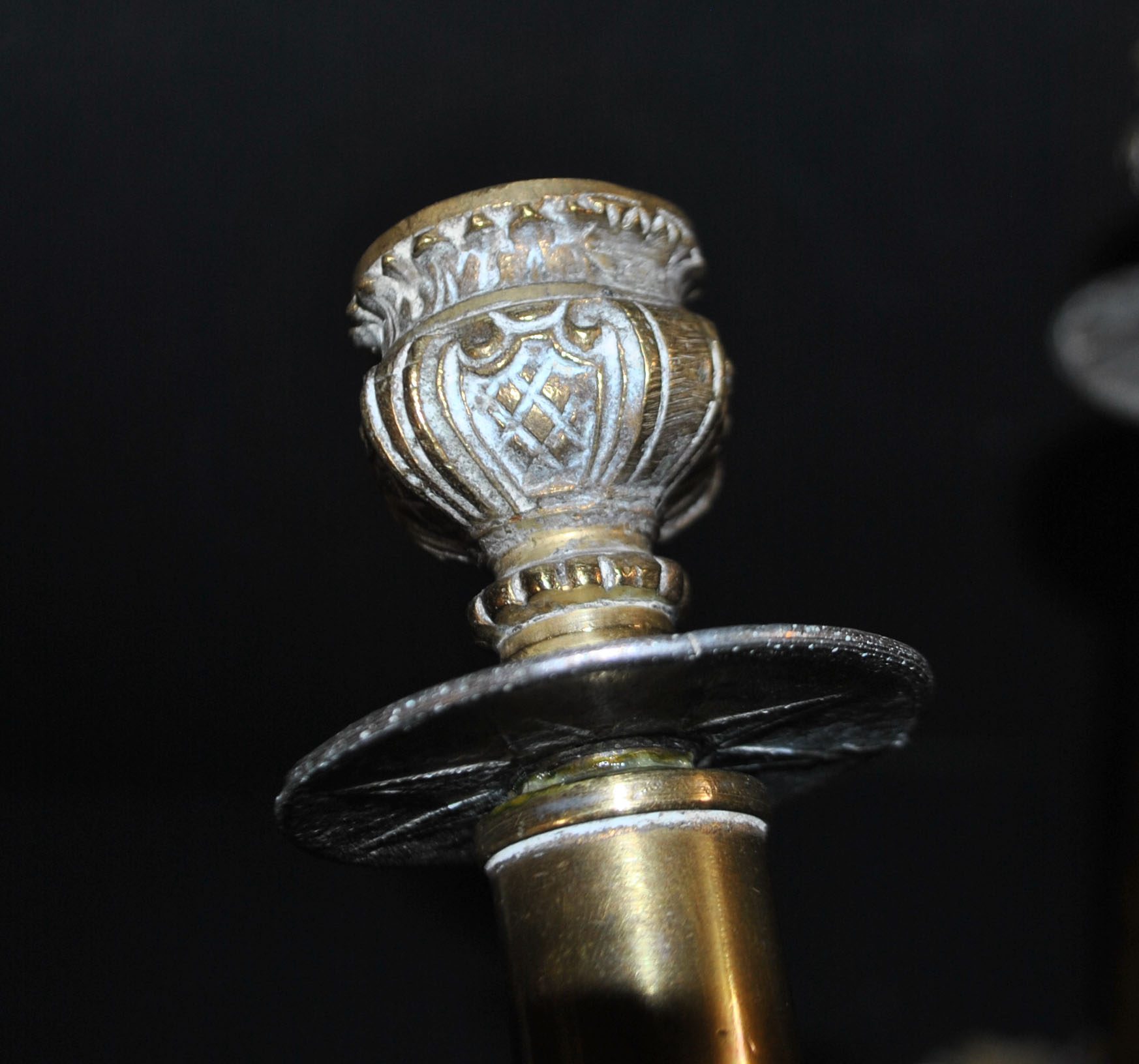 Lot 2 bougeoirs anciens en laiton et bronze doré fût droit décor acanthe – Image 3