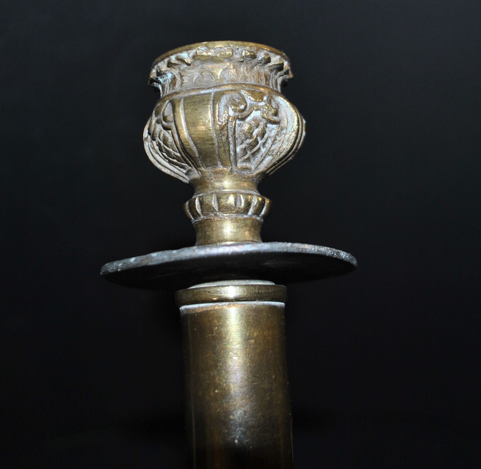 Lot 2 bougeoirs anciens en laiton et bronze doré fût droit décor acanthe – Image 4