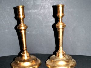Lot 2 bougeoirs anciens en bronze doré ciselé main - Paire chandelier 18e s.