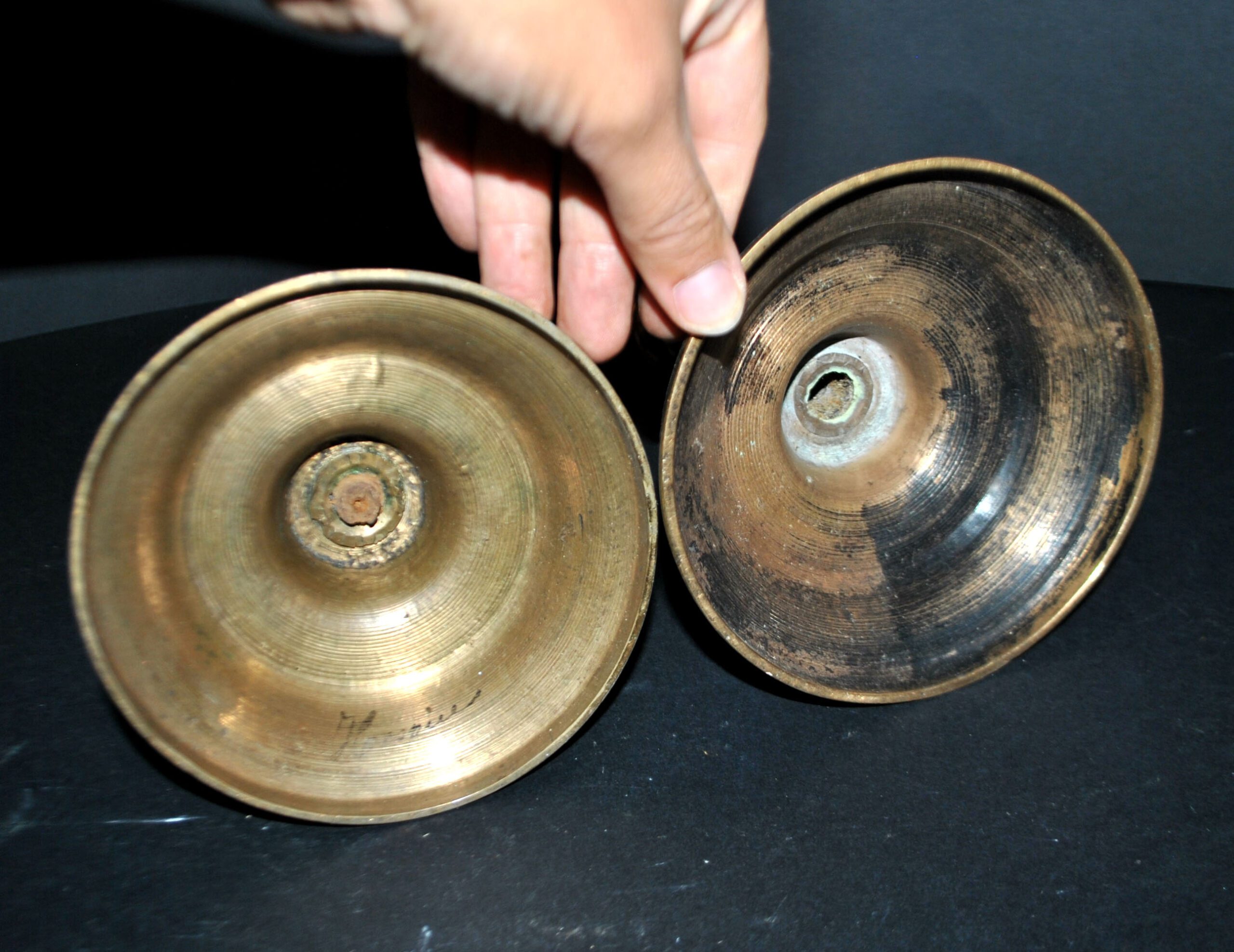 Lot 2 bougeoirs anciens en bronze doré ciselé main - Paire chandelier 18e s. – Image 10