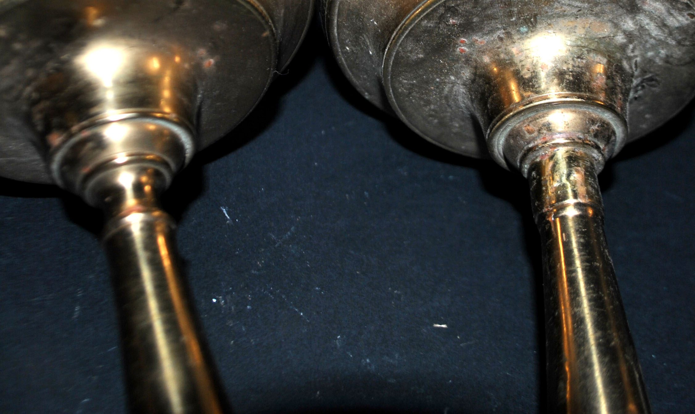 Lot 2 bougeoirs anciens en bronze doré ciselé main - Paire chandelier 18e s. – Image 2