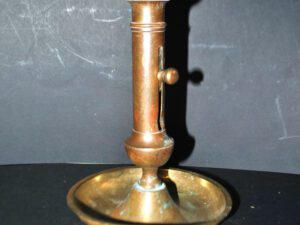 Bougeoir à poussoir ancien flambeau 18e siècle en bronze doré ciselé