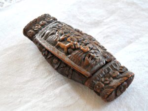 Boite Tabatière Snuffbox en noix corozo sculpté ART POPULAIRE Marin Bagnard 1800