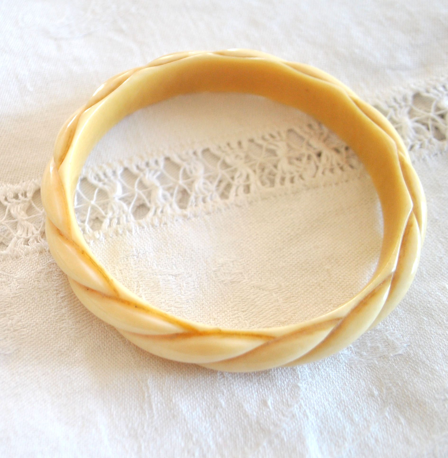 Bracelet jonc vintage en bakélite couleur crème sculpté - anneau 6.2 cm – Image 6