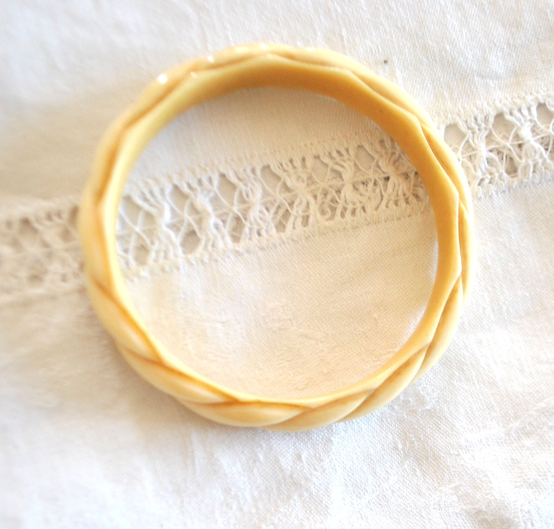 Bracelet jonc vintage en bakélite couleur crème sculpté - anneau 6.2 cm – Image 7