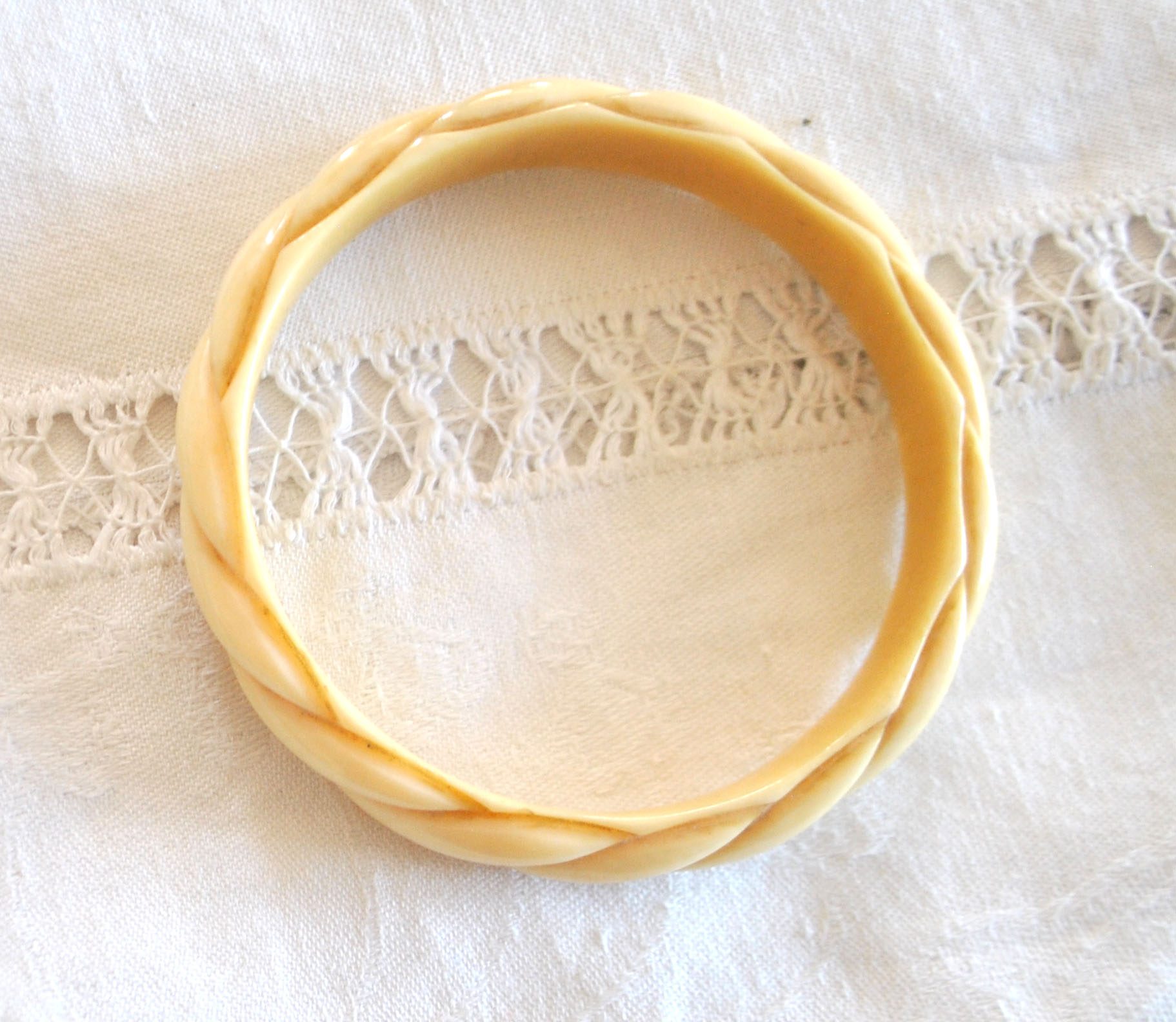 Bracelet jonc vintage en bakélite couleur crème sculpté - anneau 6.2 cm – Image 8