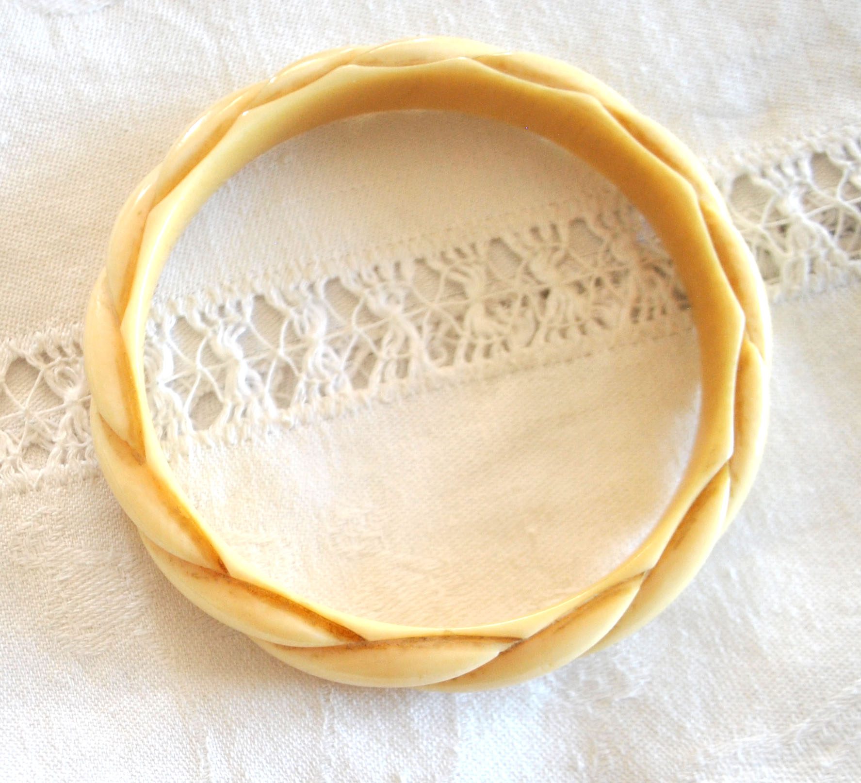 Bracelet jonc vintage en bakélite couleur crème sculpté - anneau 6.2 cm – Image 9