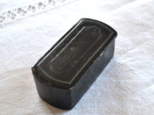 Boite Tabatière ancienne en papier mâché Laque noir et filet métal 1900