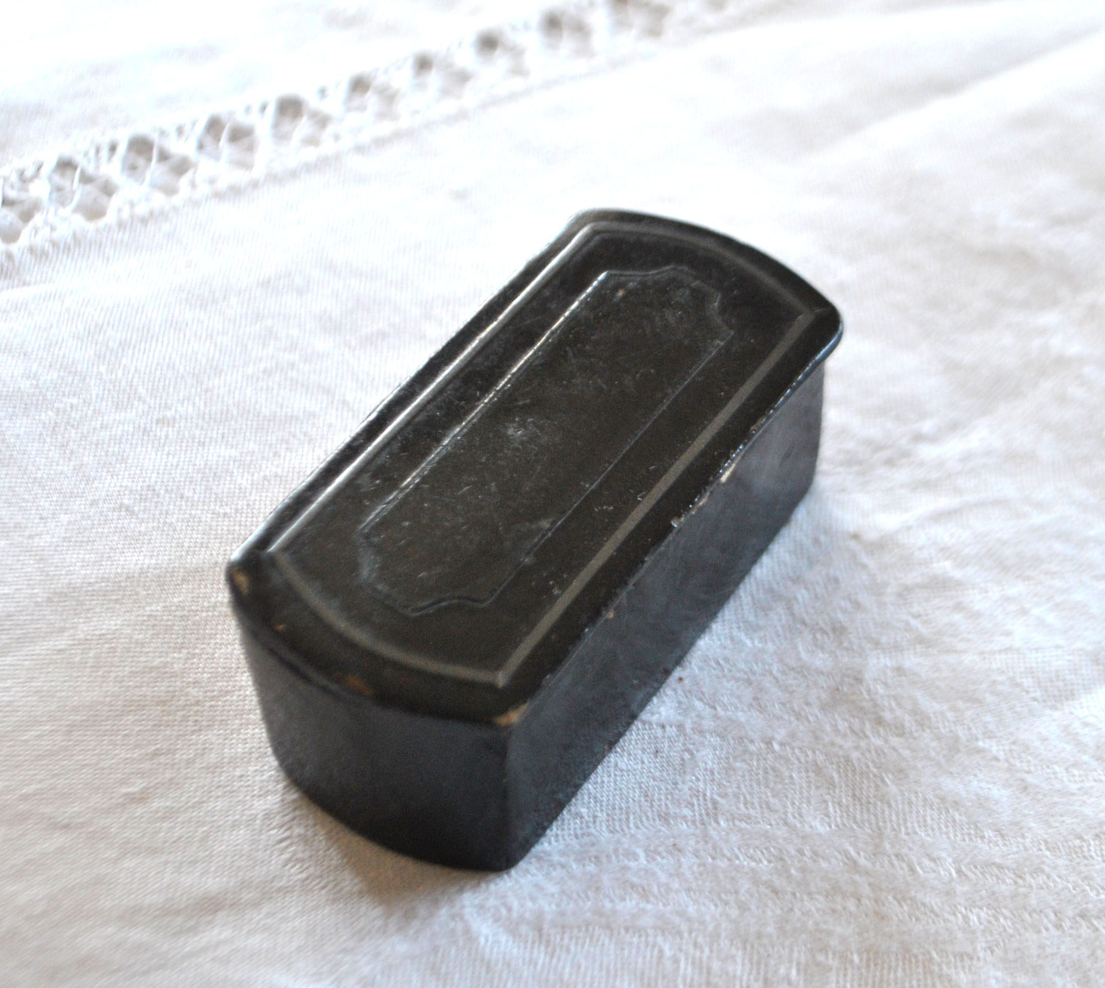 Boite Tabatière ancienne en papier mâché Laque noir et filet métal 1900