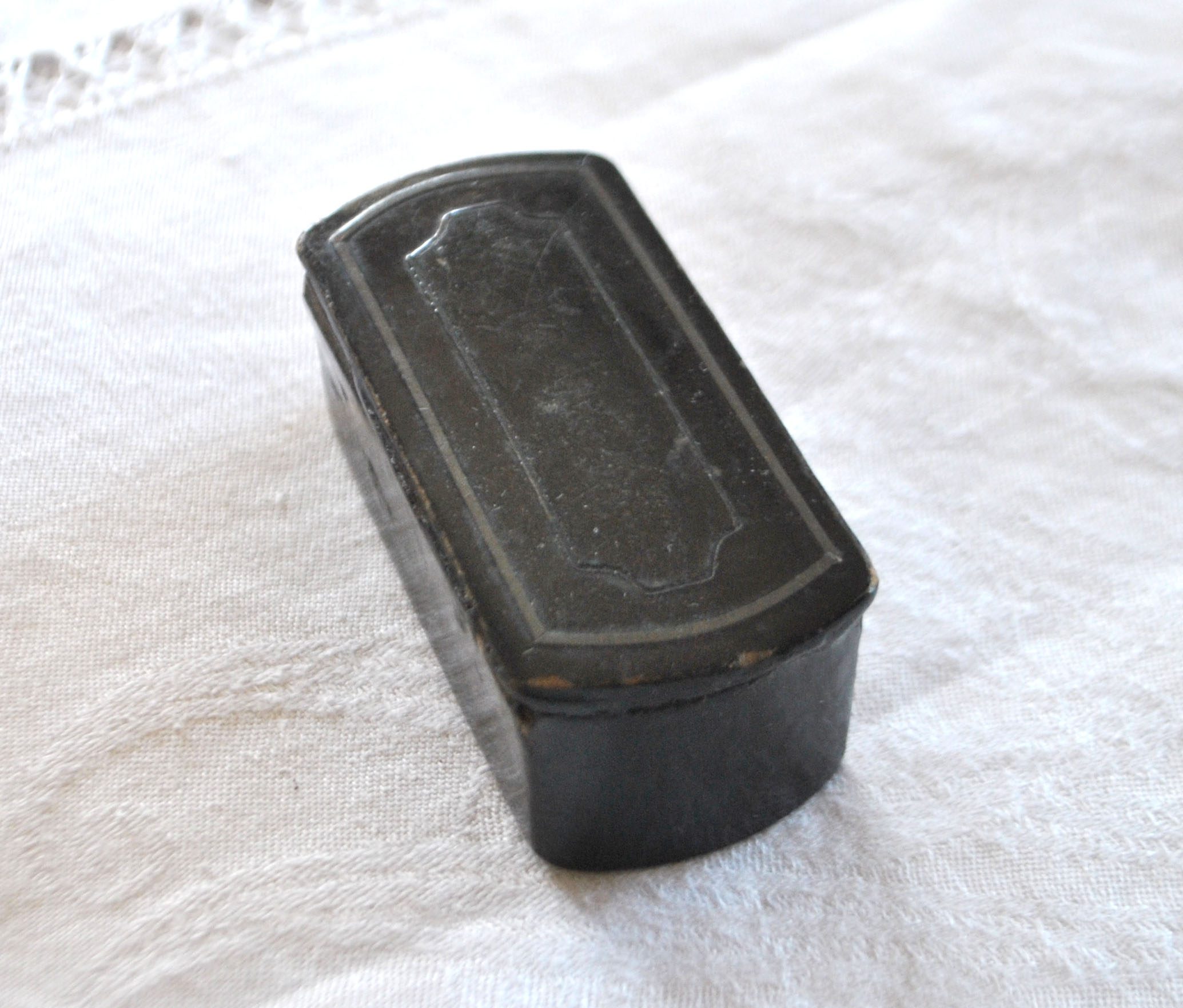 Boite Tabatière ancienne en papier mâché Laque noir et filet métal 1900 – Image 5
