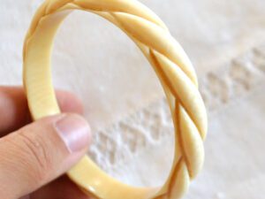 Bracelet jonc vintage en bakélite couleur crème sculpté - anneau 6.2 cm