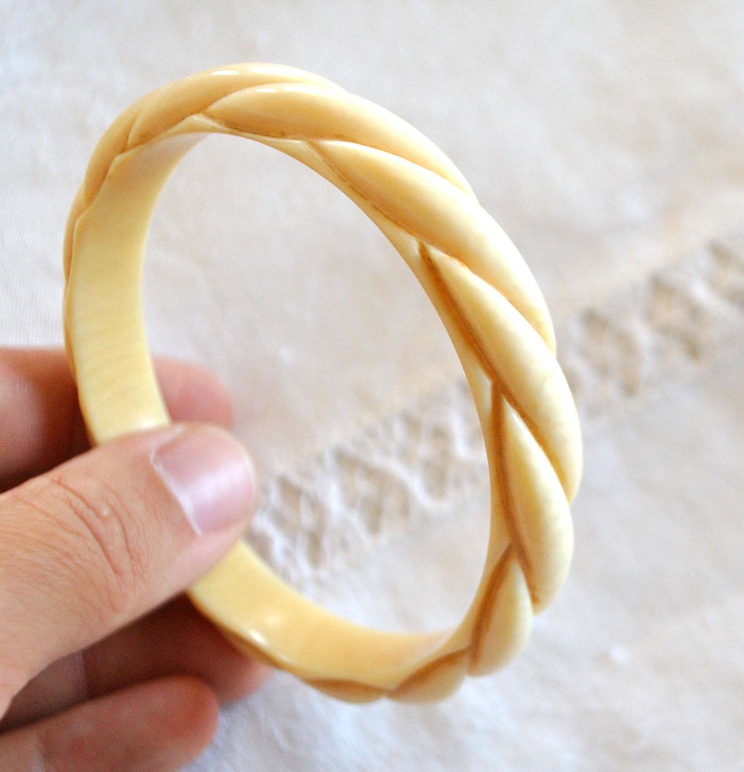 Bracelet jonc vintage en bakélite couleur crème sculpté - anneau 6.2 cm