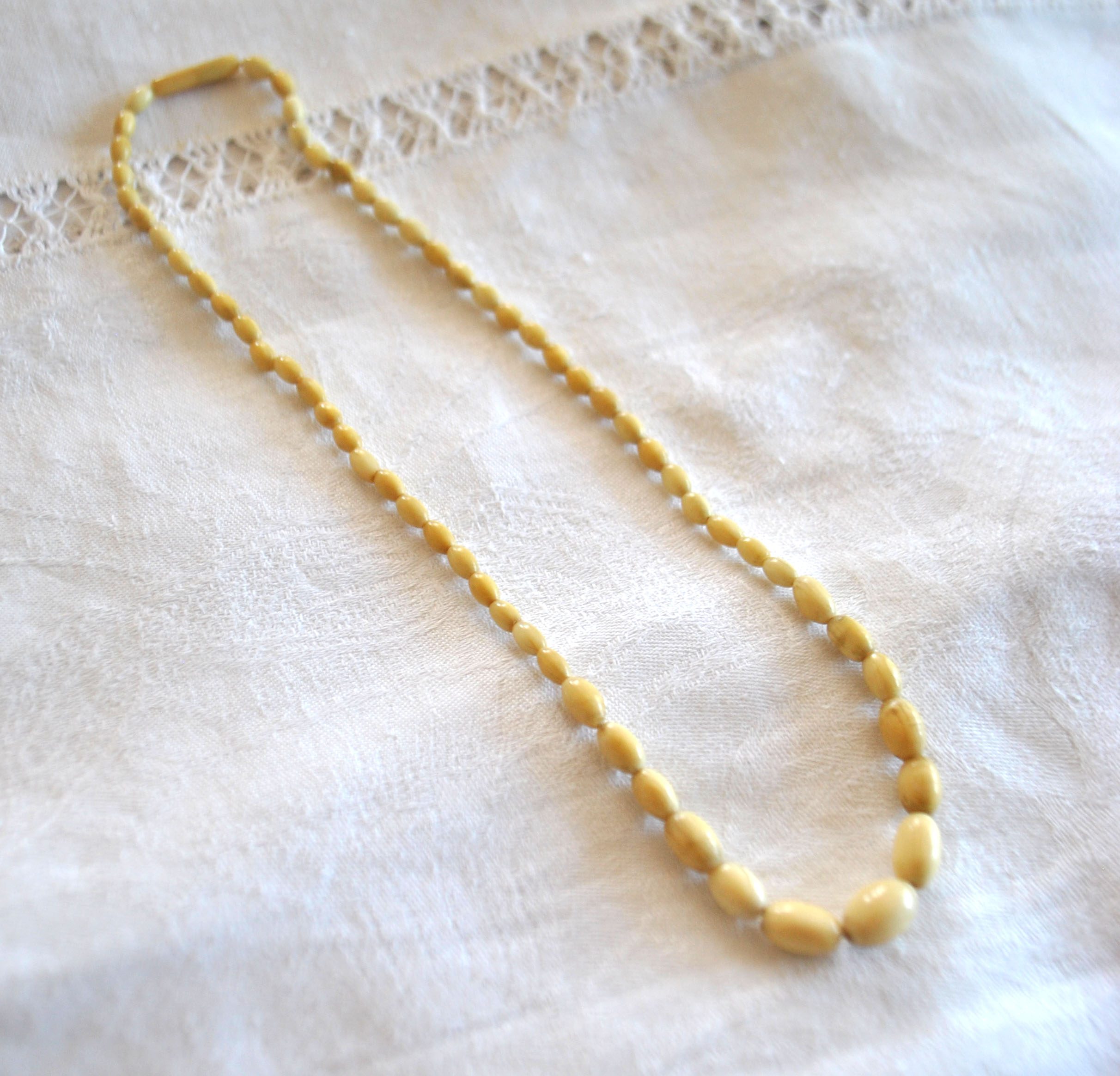 Collier ancien en perle ovale bakélite crème 40cm Bijou rétro 1900 – Image 8