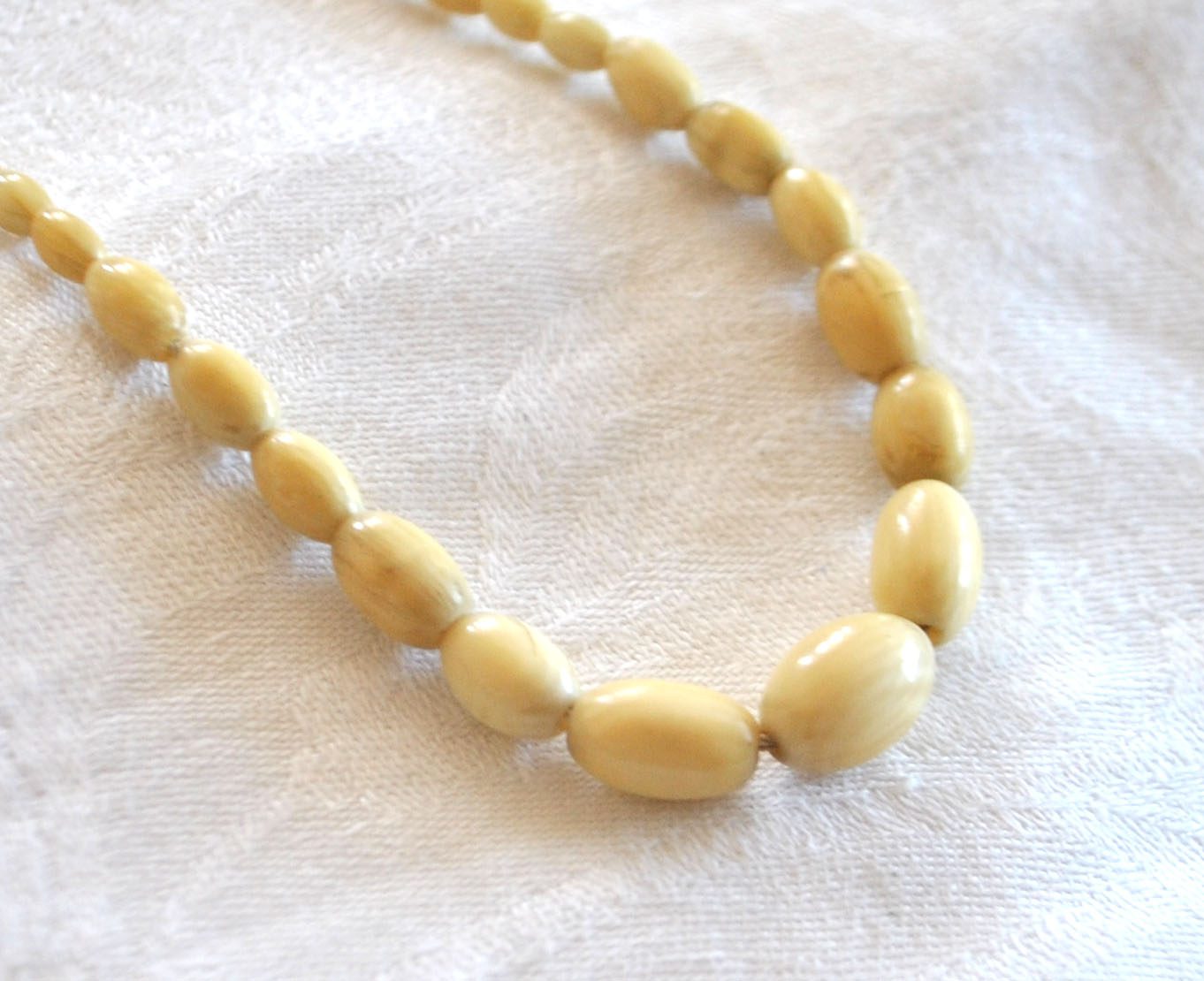 Collier ancien en perle ovale bakélite crème 40cm Bijou rétro 1900 – Image 9
