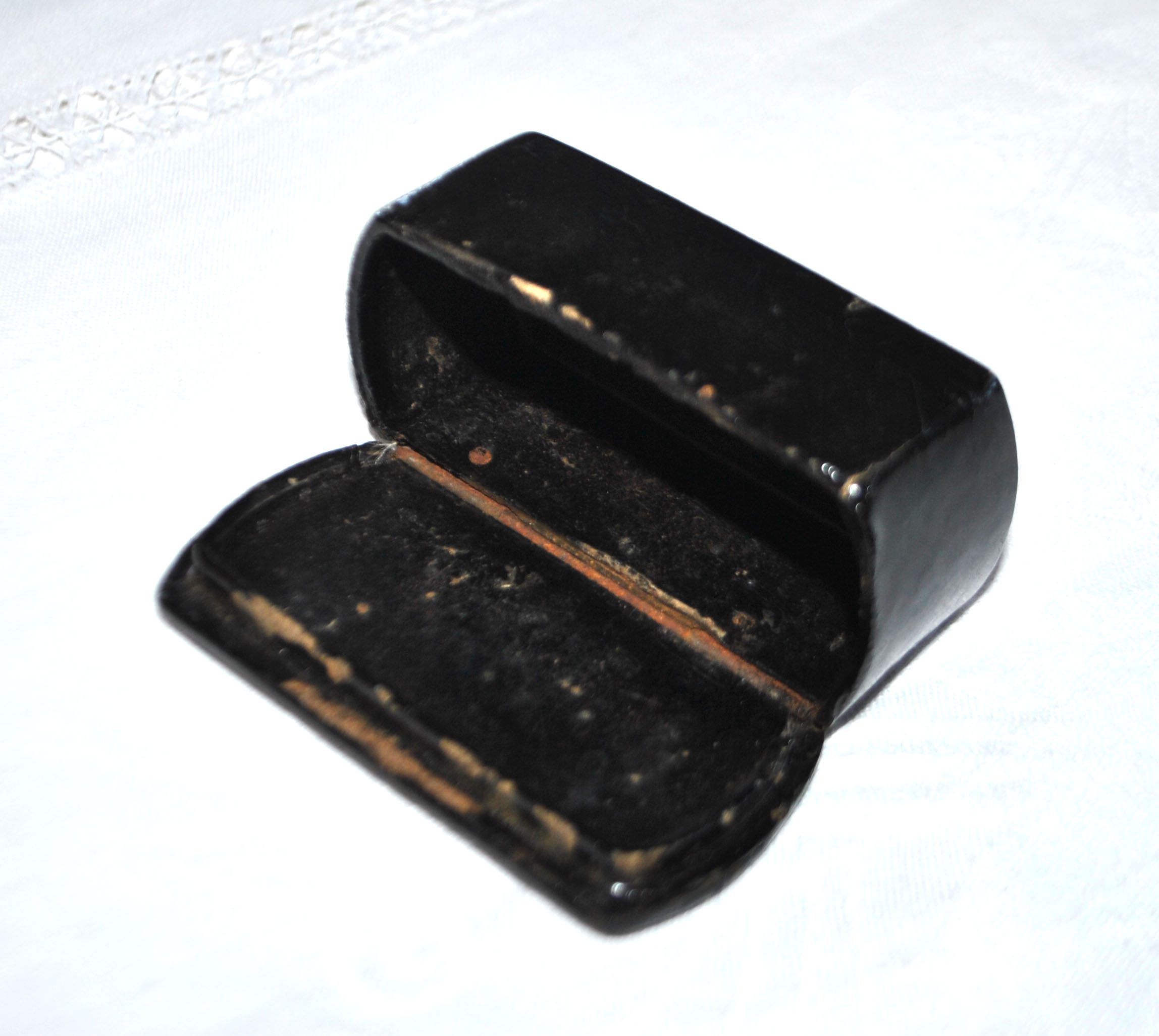 Boite Tabatière ancienne en papier mâché Laque noir et filet métal 1900 – Image 10