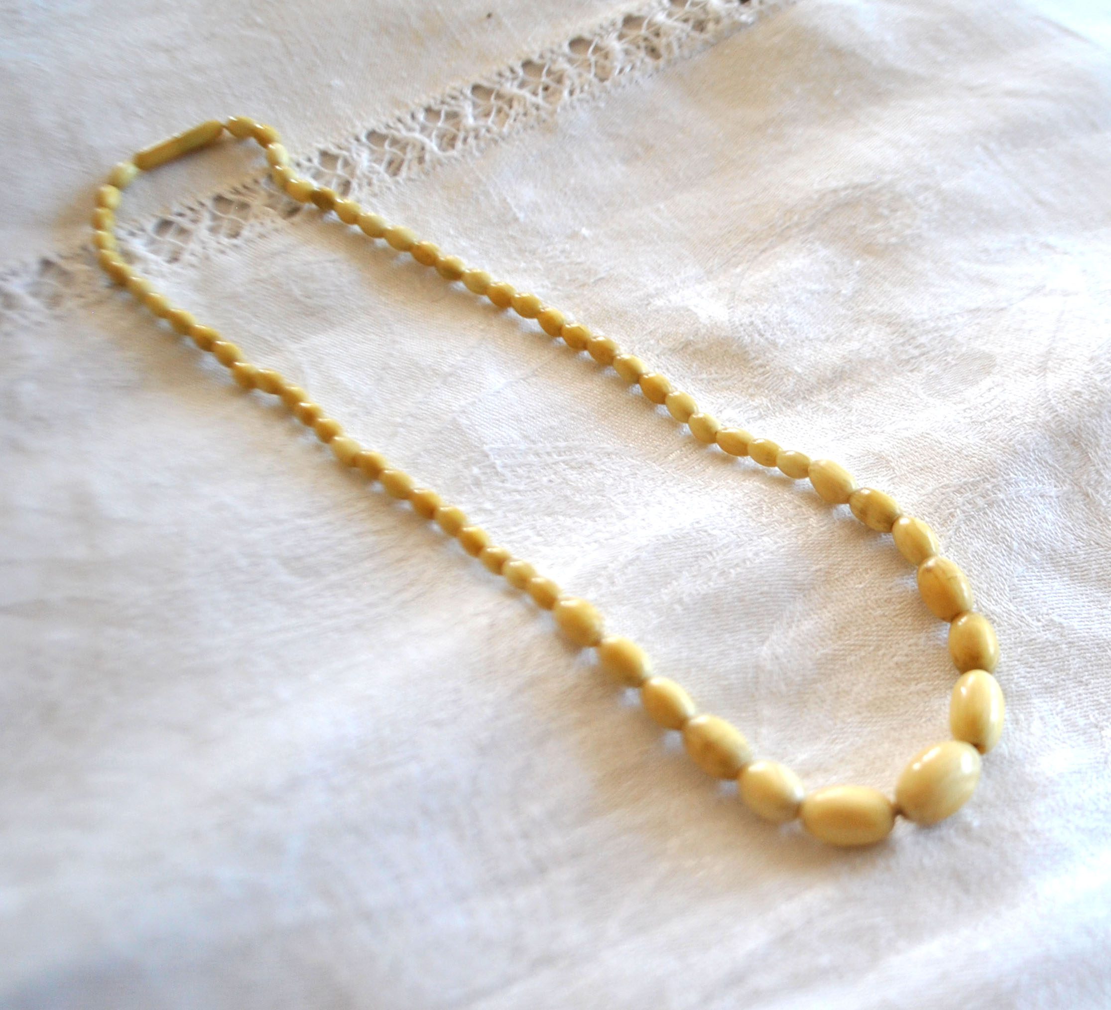 Collier ancien en perle ovale bakélite crème 40cm Bijou rétro 1900 – Image 11