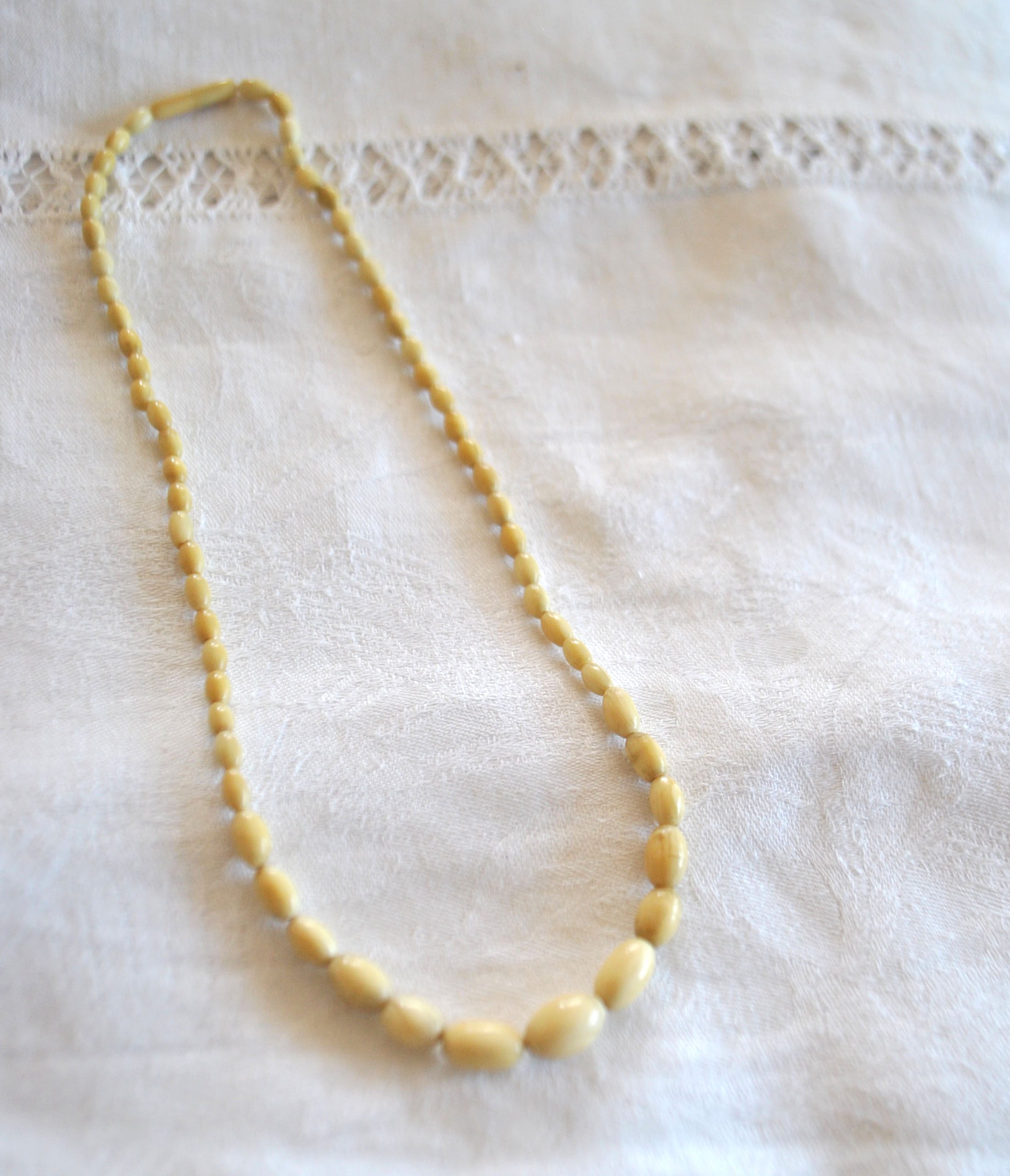 Collier ancien en perle ovale bakélite crème 40cm Bijou rétro 1900 – Image 12
