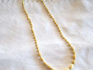 Collier ancien en perle ovale bakélite crème 40cm Bijou rétro 1900