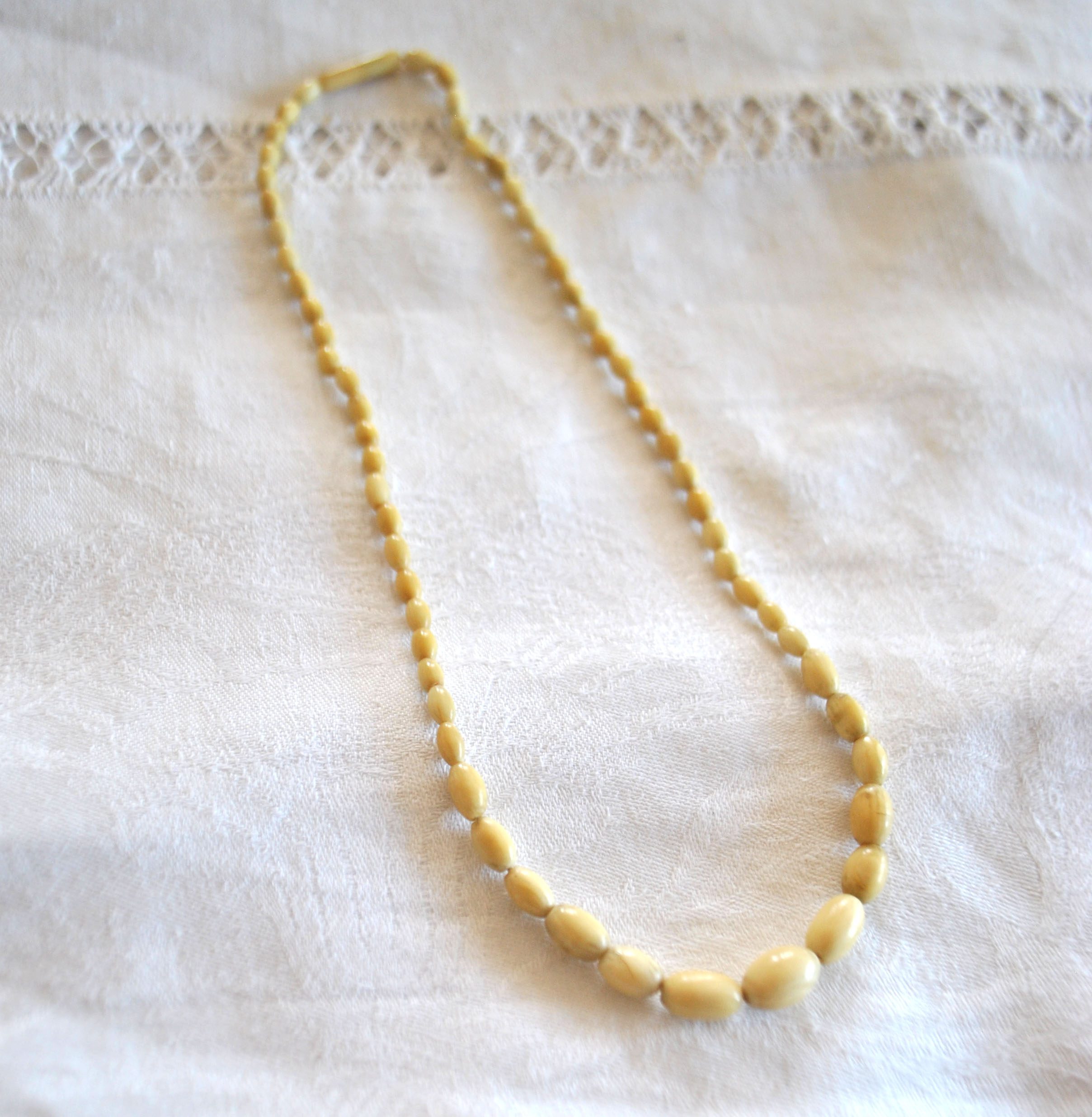 Collier ancien en perle ovale bakélite crème 40cm Bijou rétro 1900