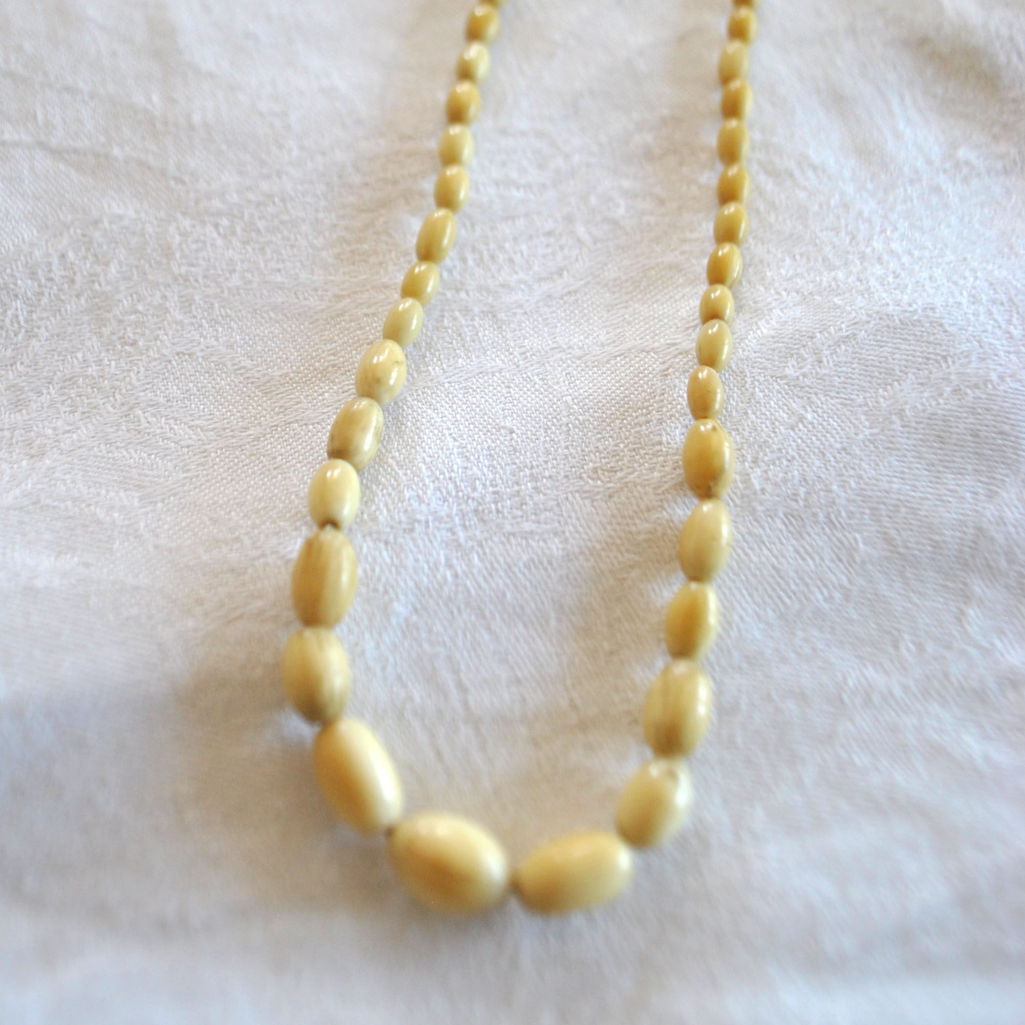 Collier ancien en perle ovale bakélite crème 40cm Bijou rétro 1900 – Image 3