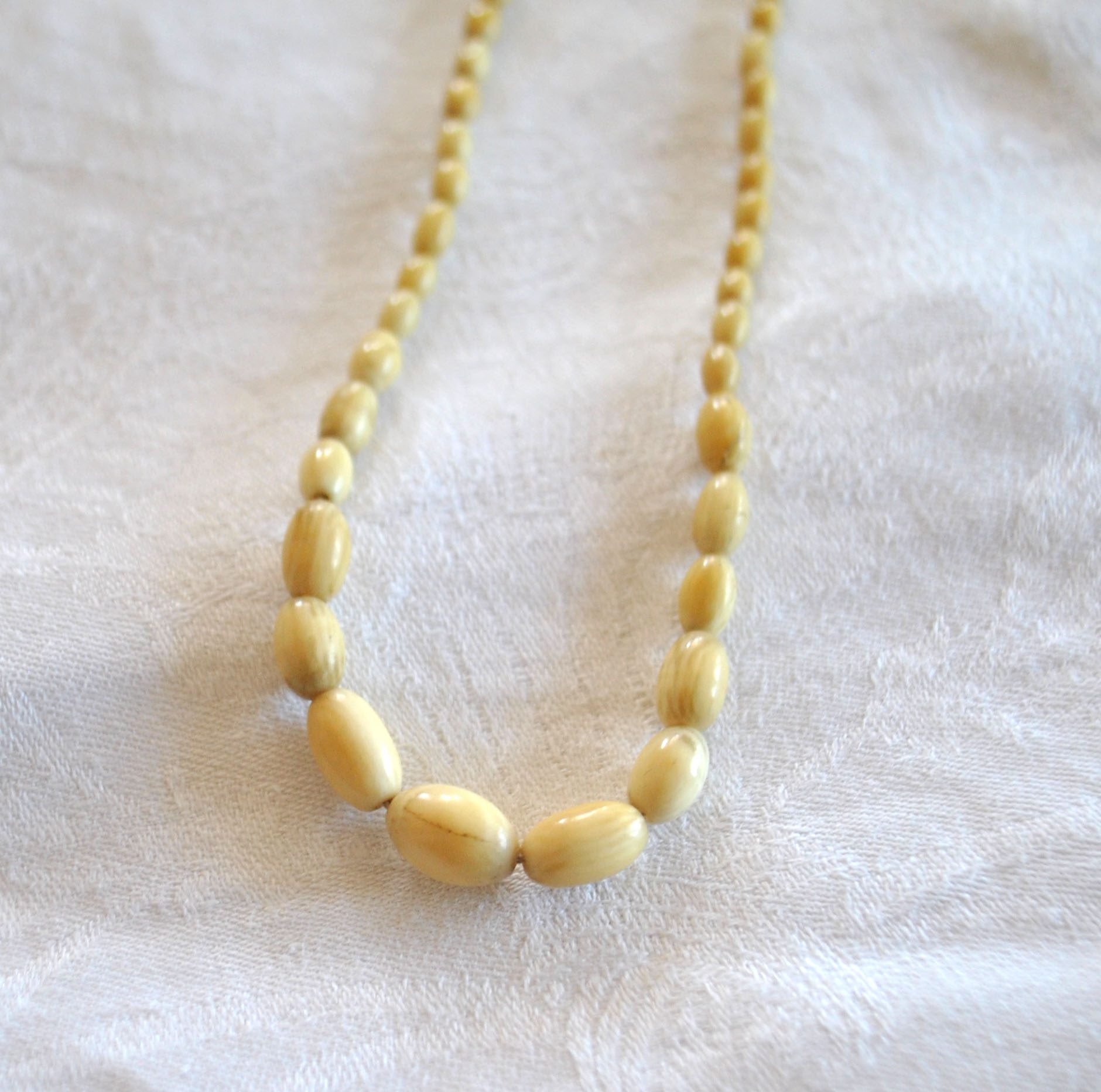 Collier ancien en perle ovale bakélite crème 40cm Bijou rétro 1900 – Image 4