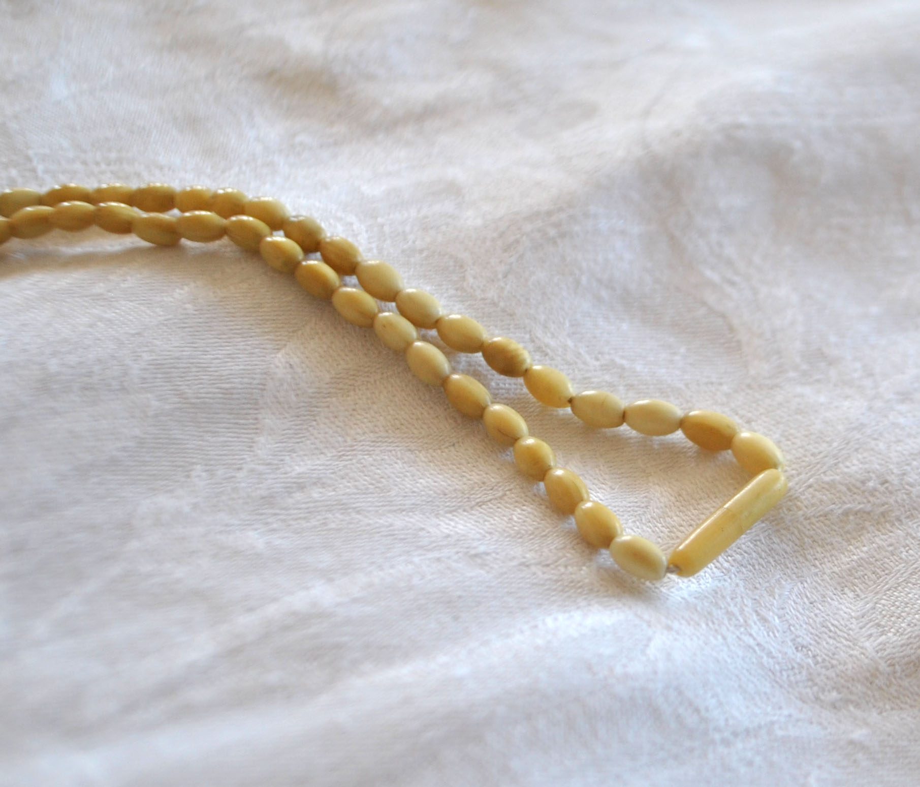 Collier ancien en perle ovale bakélite crème 40cm Bijou rétro 1900 – Image 5