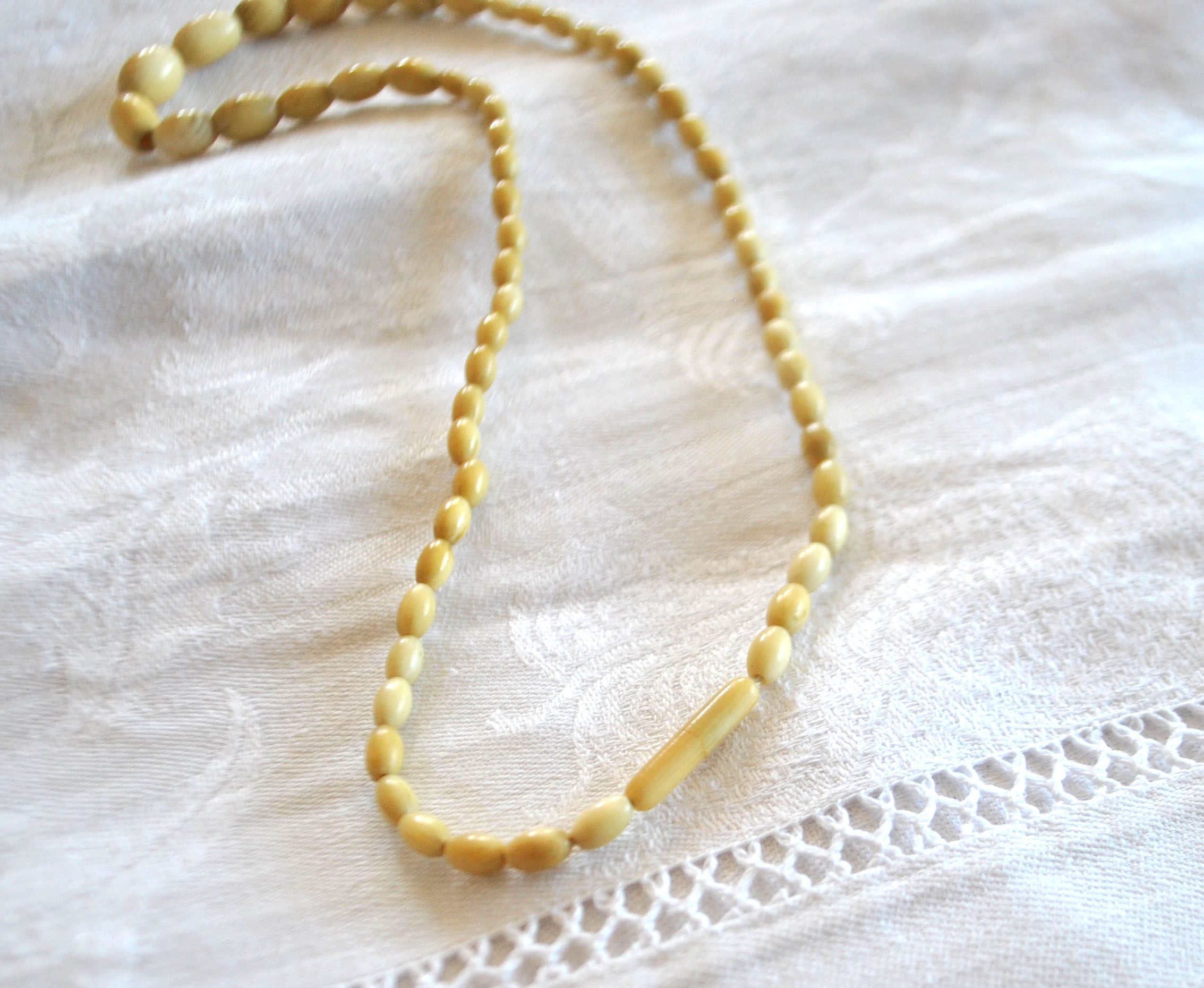 Collier ancien en perle ovale bakélite crème 40cm Bijou rétro 1900 – Image 6