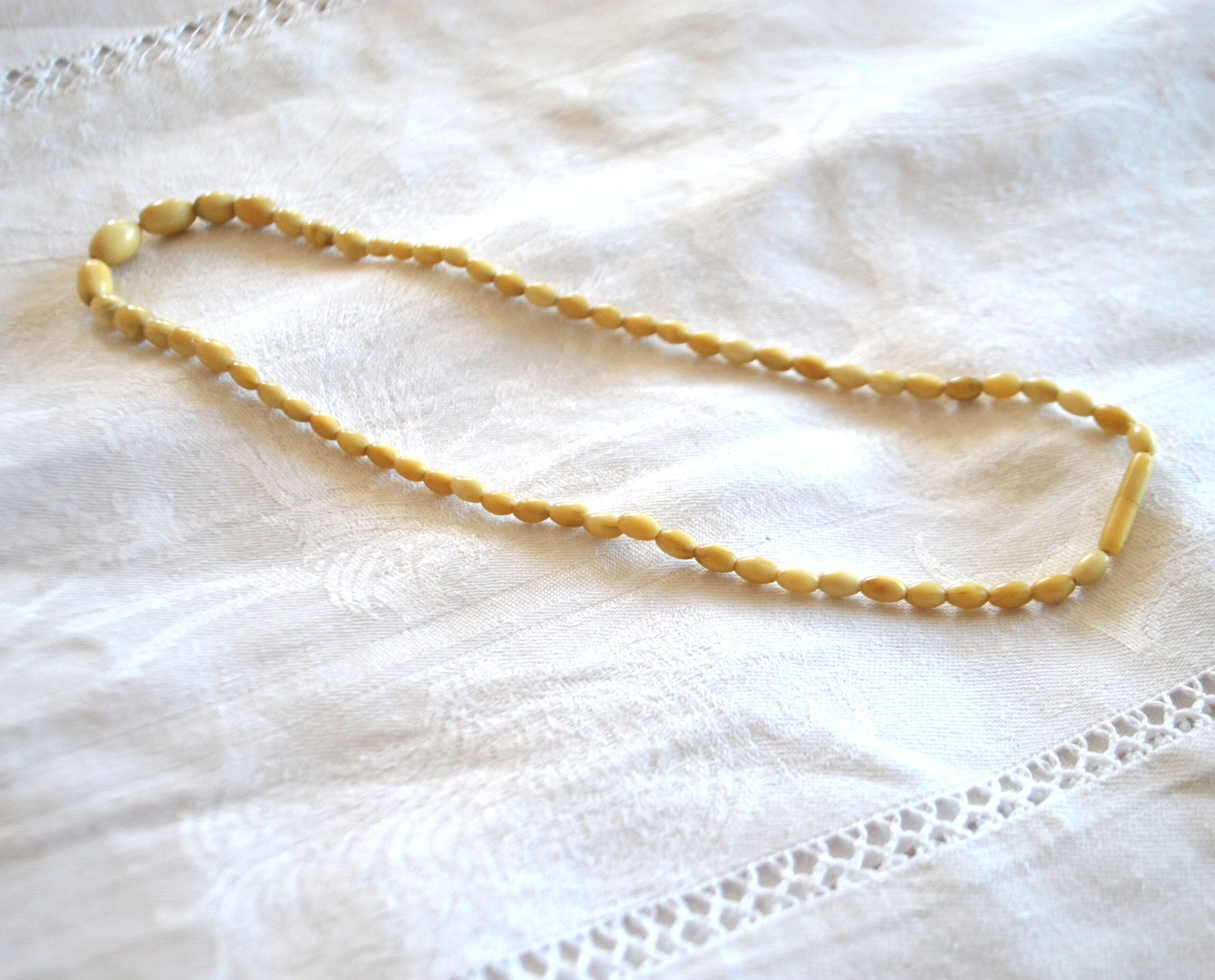 Collier ancien en perle ovale bakélite crème 40cm Bijou rétro 1900 – Image 7