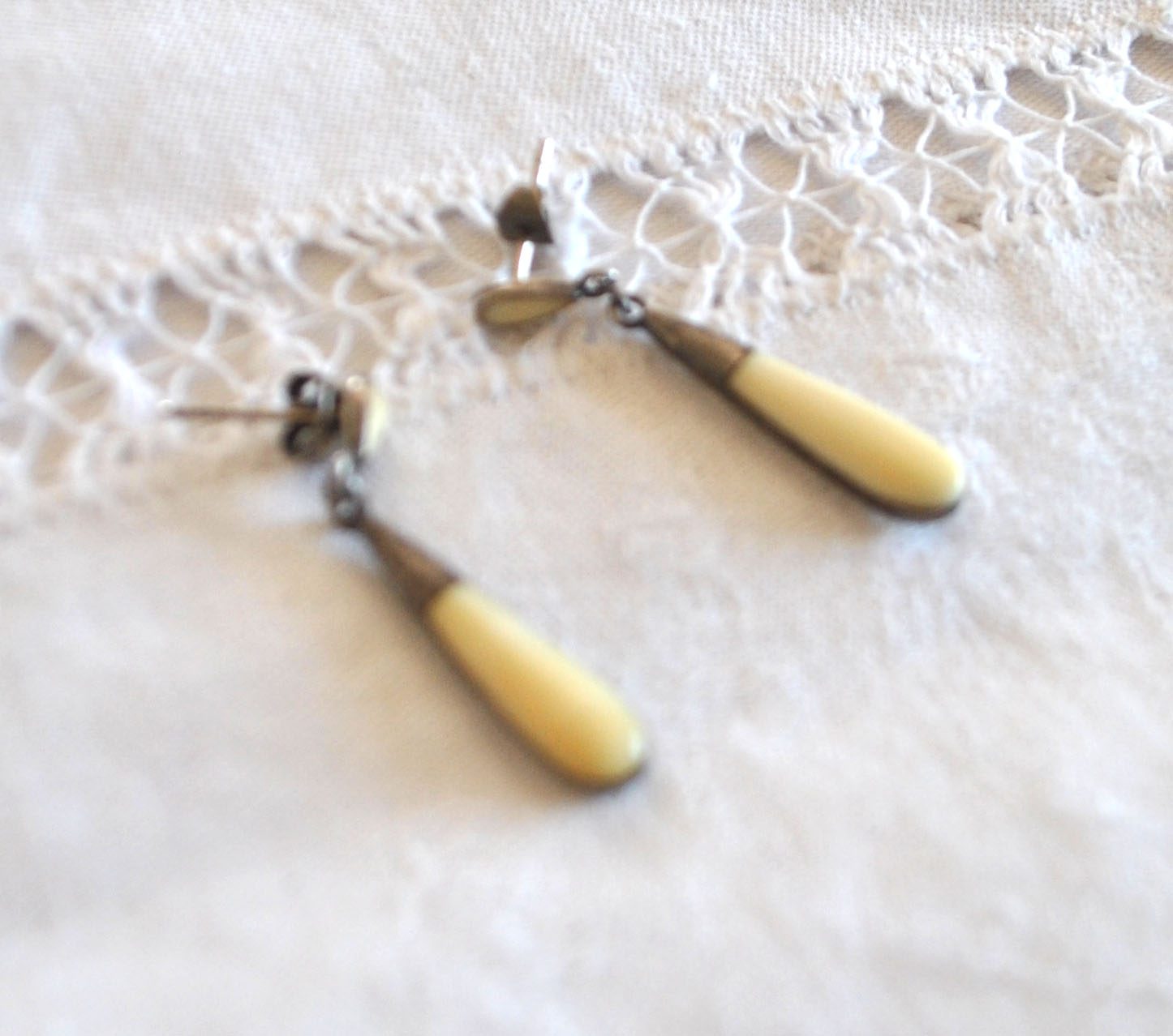 Boucles d'oreilles goutte vintage en Argent 925 et bakélite crème 3.5cm – Image 6