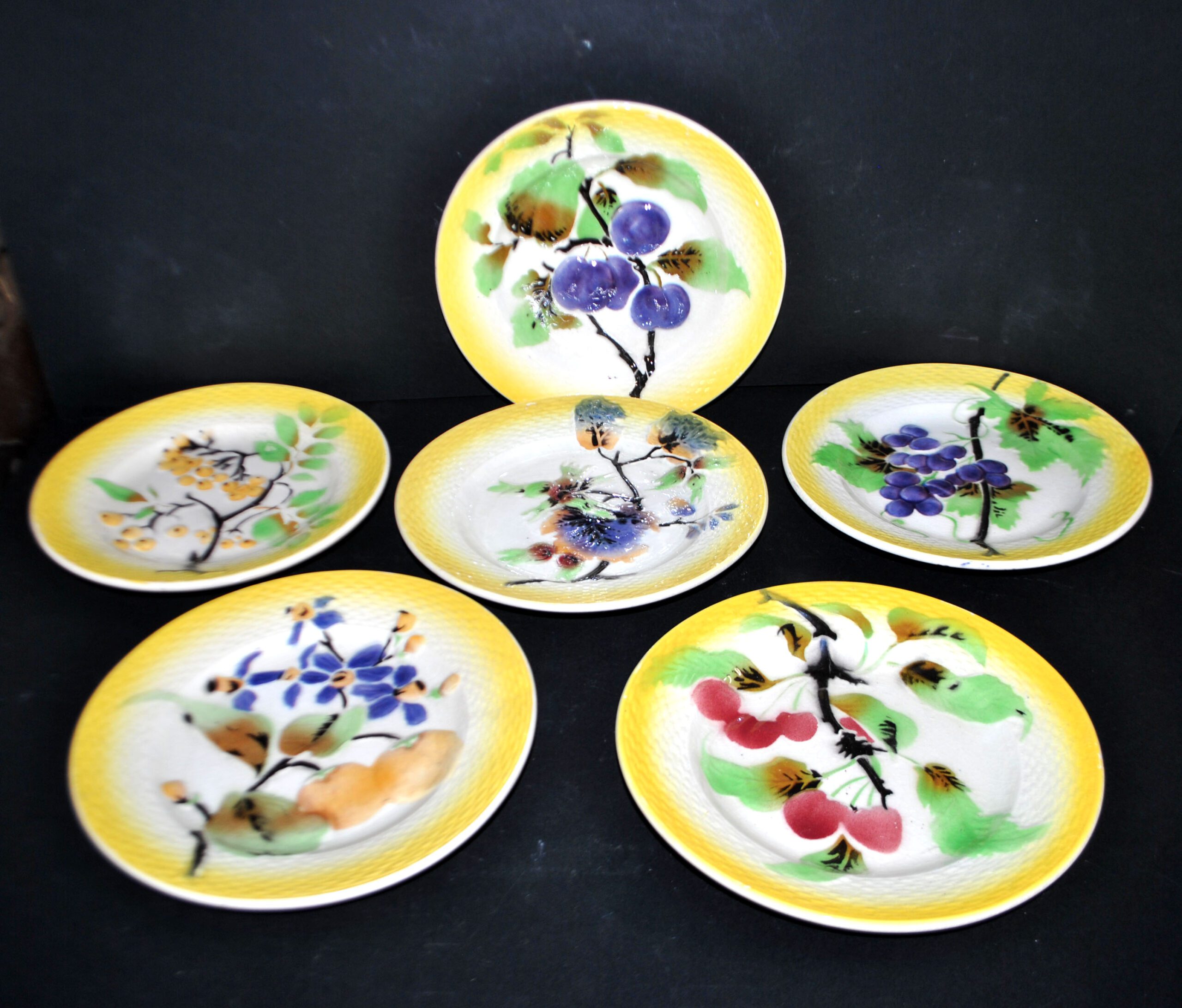 ORCHIES Lot 6 Assiettes à dessert en barbotine jaune décor fruits au pochoir
