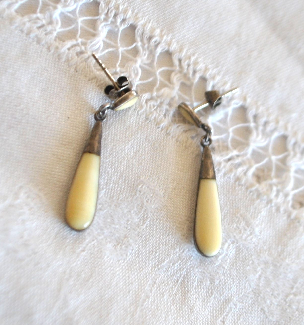 Boucles d'oreilles goutte vintage en Argent 925 et bakélite crème 3.5cm – Image 9