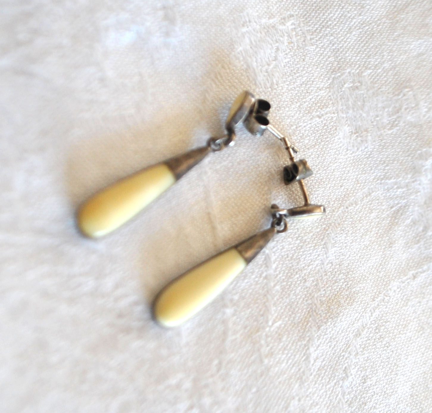 Boucles d'oreilles goutte vintage en Argent 925 et bakélite crème 3.5cm – Image 2