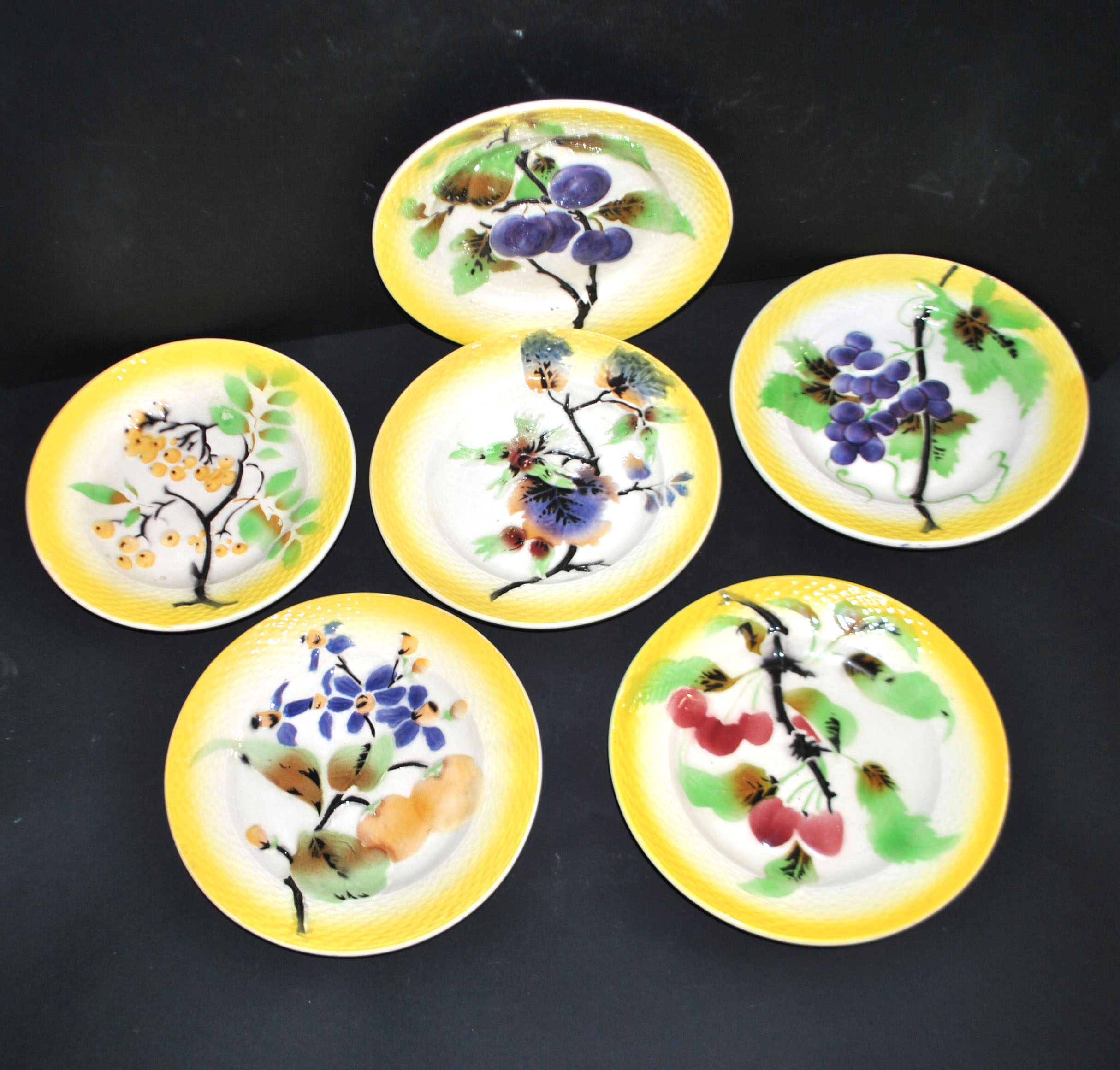 ORCHIES Lot 6 Assiettes à dessert en barbotine jaune décor fruits au pochoir – Image 3