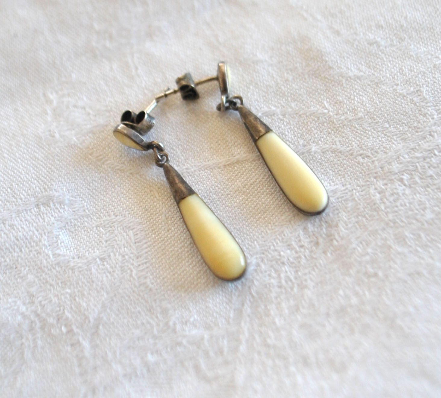 Boucles d'oreilles goutte vintage en Argent 925 et bakélite crème 3.5cm – Image 3