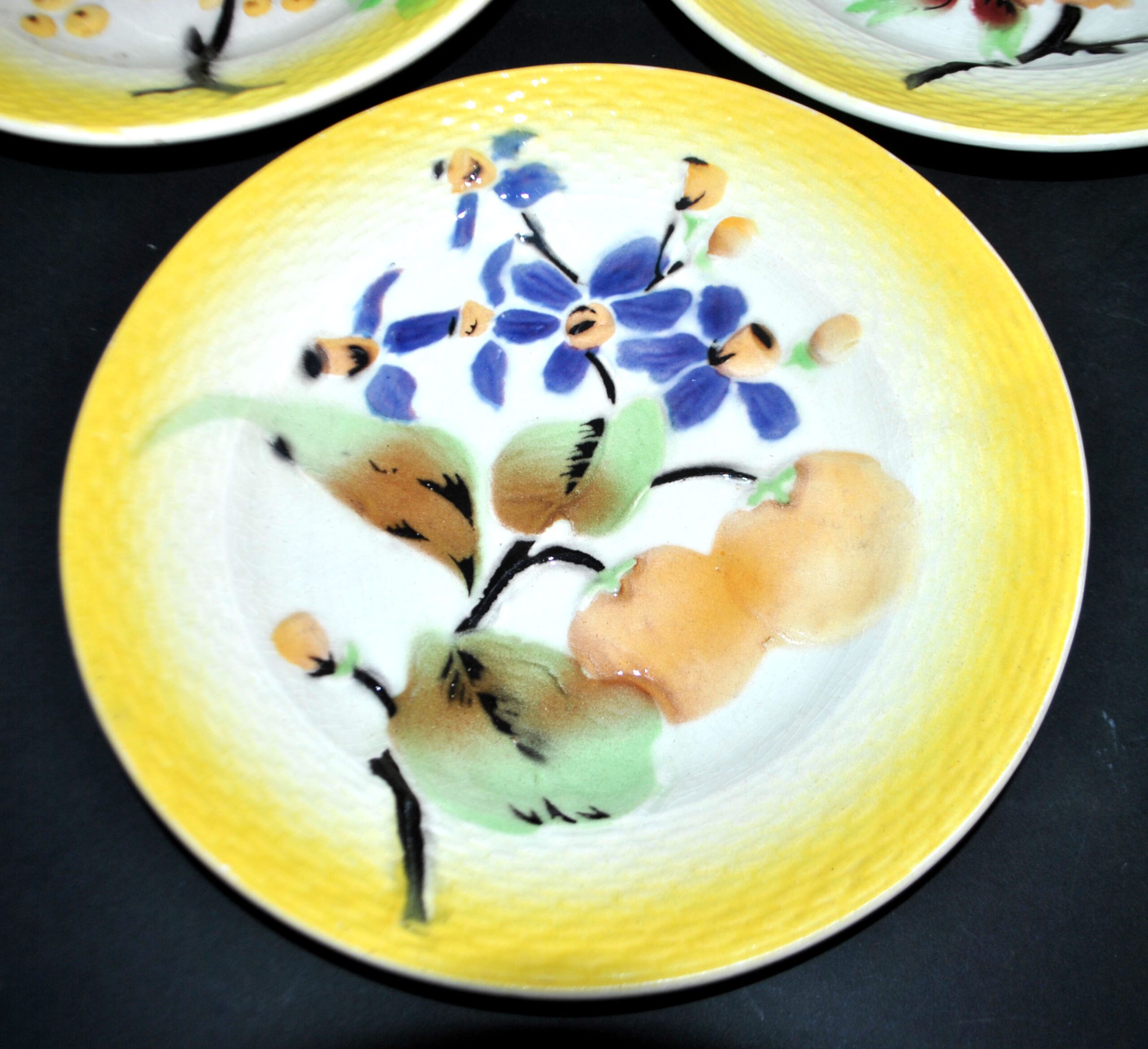 ORCHIES Lot 6 Assiettes à dessert en barbotine jaune décor fruits au pochoir – Image 4
