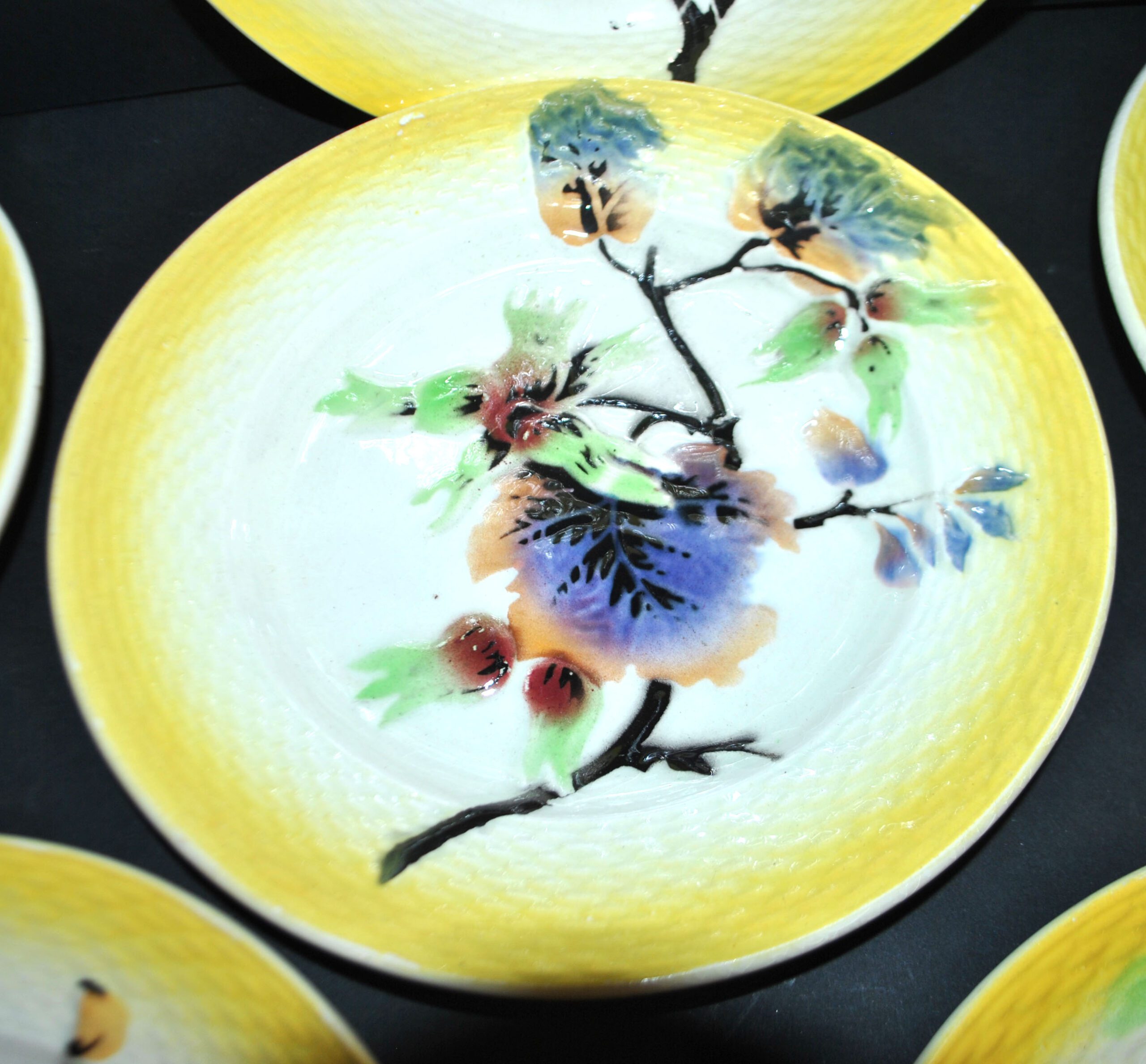 ORCHIES Lot 6 Assiettes à dessert en barbotine jaune décor fruits au pochoir – Image 5