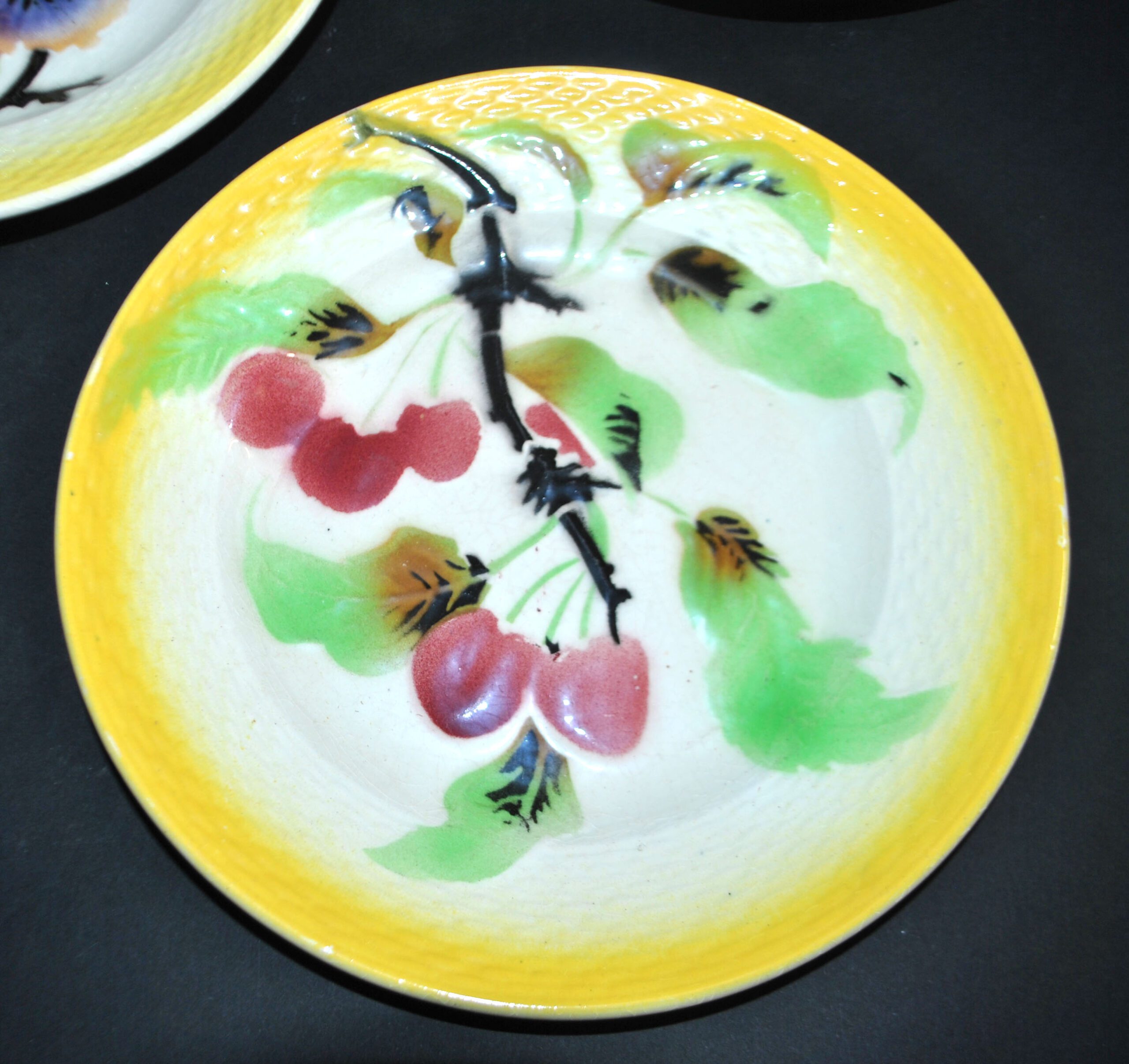 ORCHIES Lot 6 Assiettes à dessert en barbotine jaune décor fruits au pochoir – Image 6