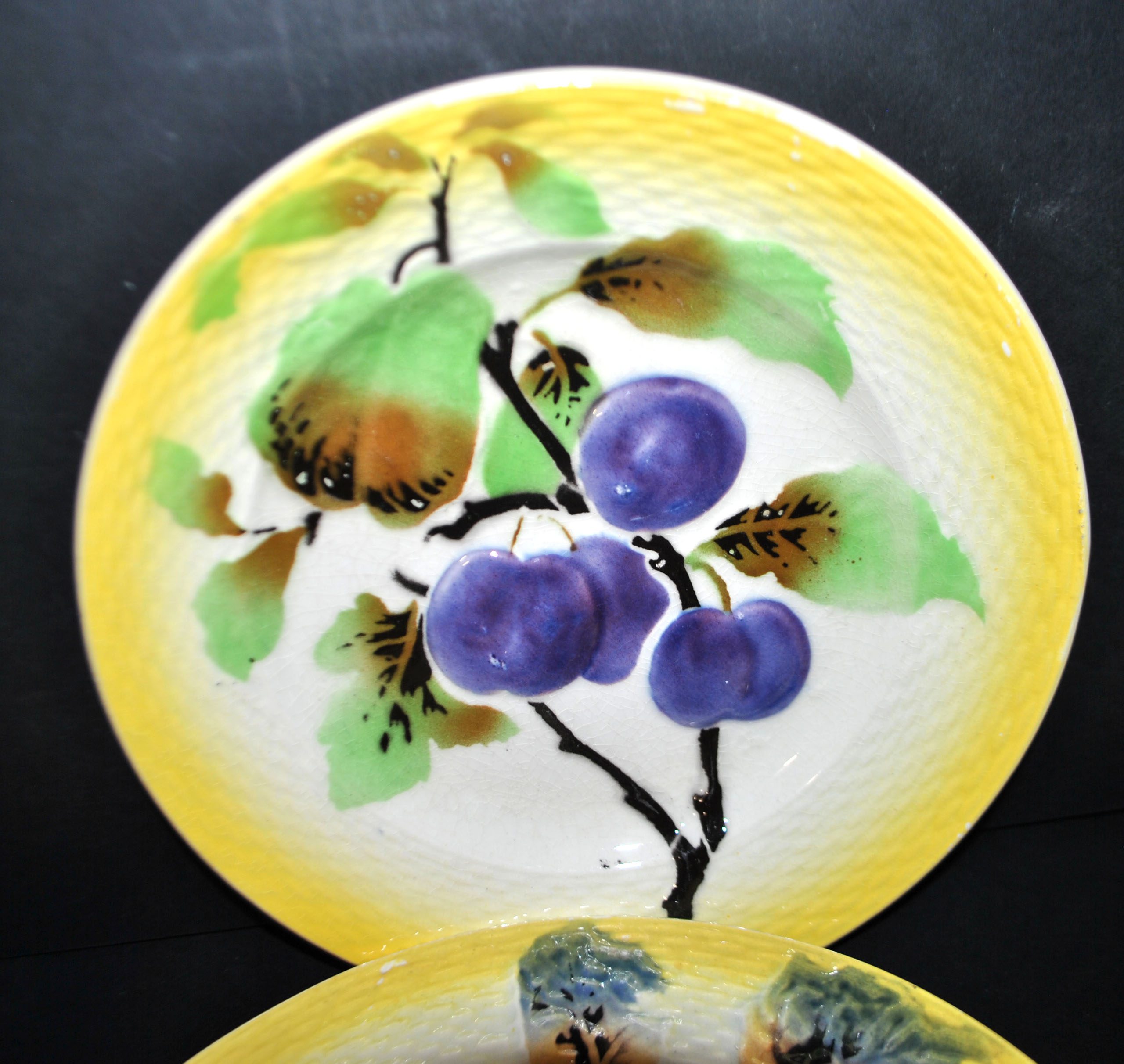 ORCHIES Lot 6 Assiettes à dessert en barbotine jaune décor fruits au pochoir – Image 8