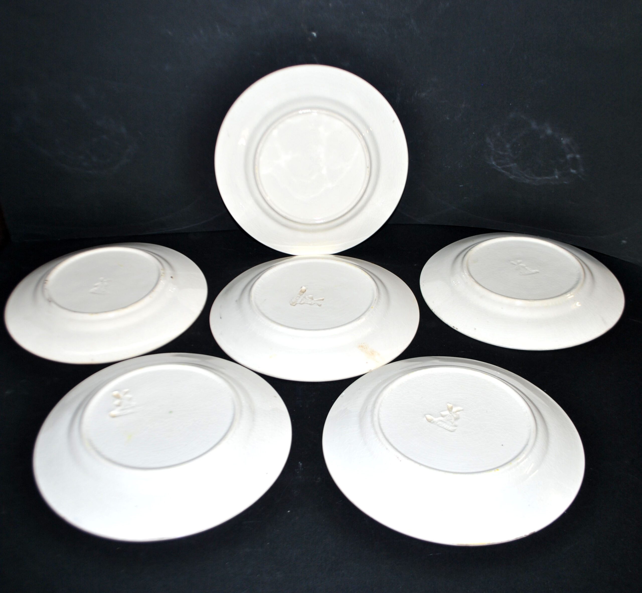 ORCHIES Lot 6 Assiettes à dessert en barbotine jaune décor fruits au pochoir – Image 11