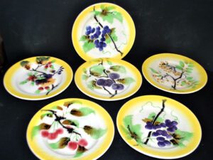ORCHIES Lot 6 Assiettes à dessert en barbotine jaune décor fruit pochoir
