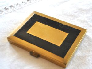 Boite poudrier vintage en laiton guilloché émaillé noir - miroir de sac rétro